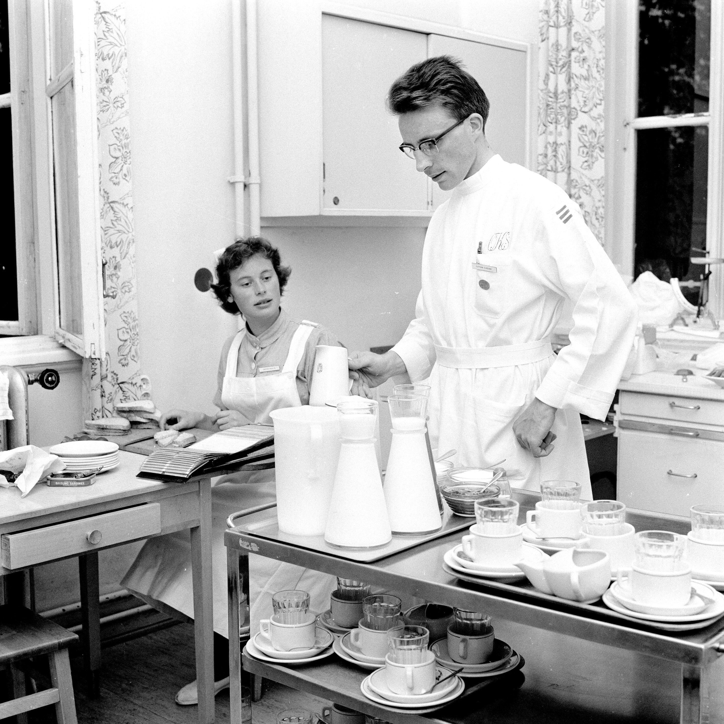 Bildet viser sykepleierelev Ottar Sveine ved Ullevål sykehus i oslo i 1960