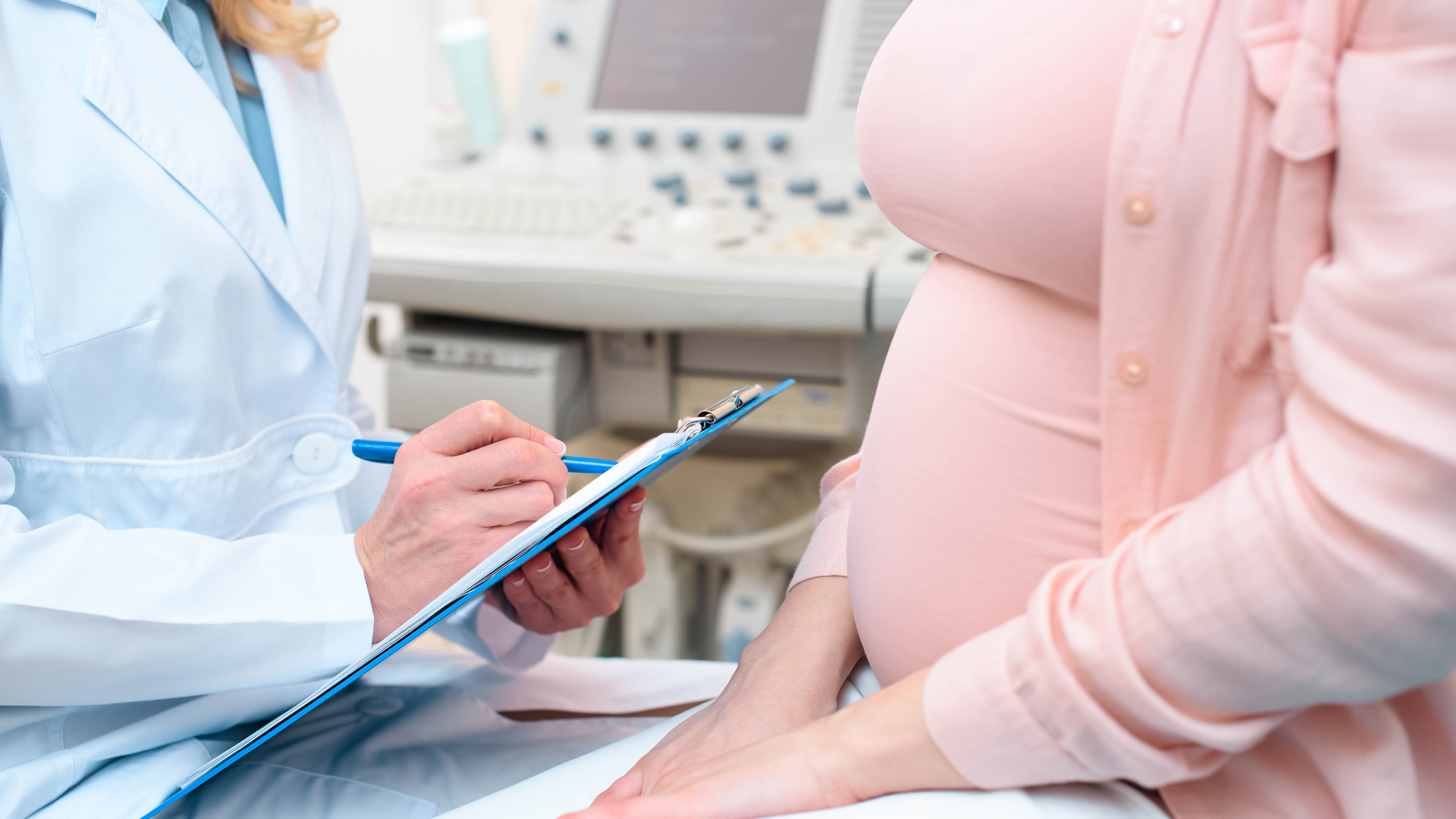 Bildet viser et utsnitt av en gravid kvinne hos legen