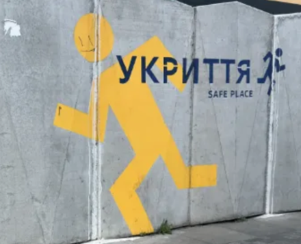 Bildet viser et tilfluktsrom i Ukraina