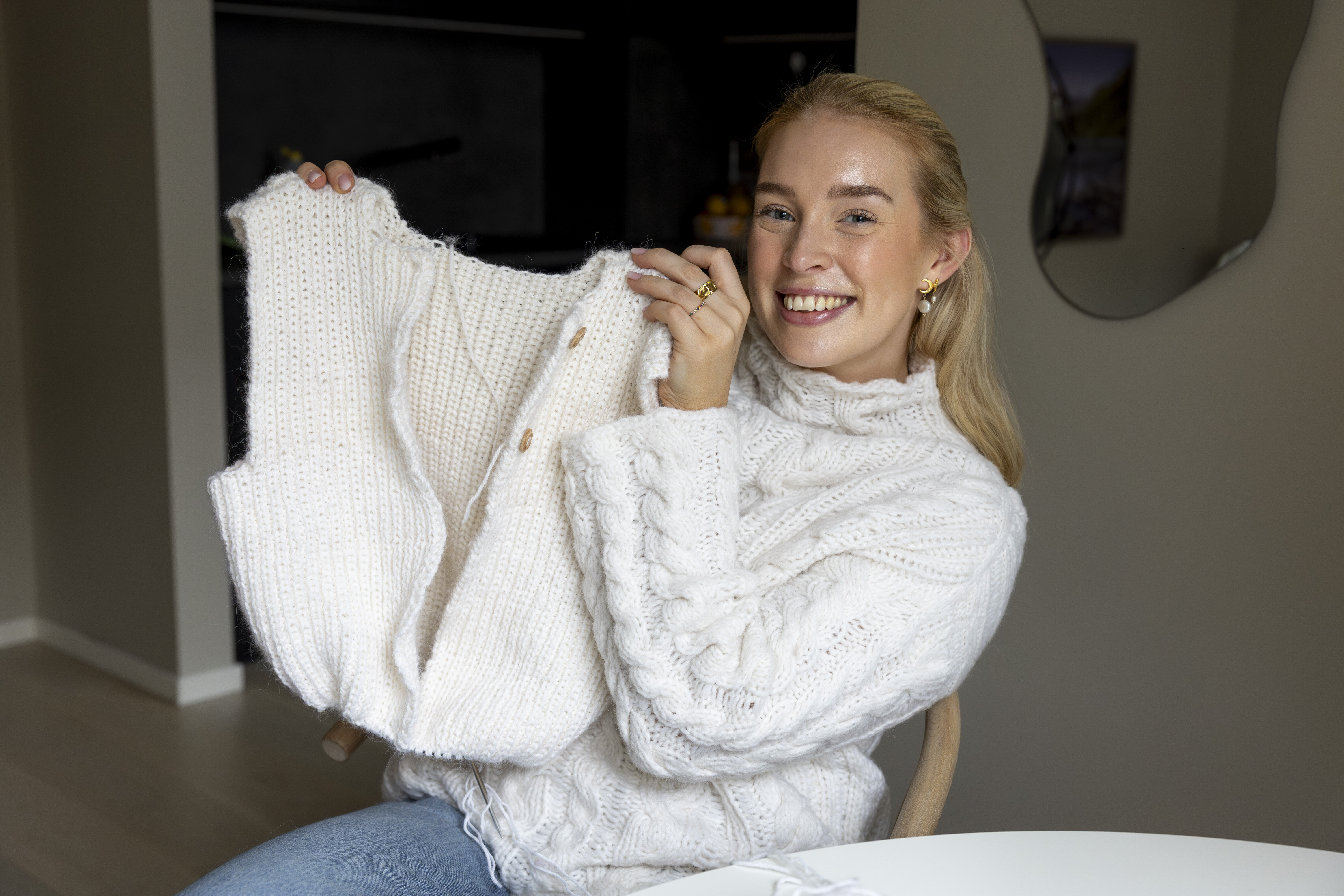 Bildet viser Maria Tessem som holder opp en påbegynt vest.