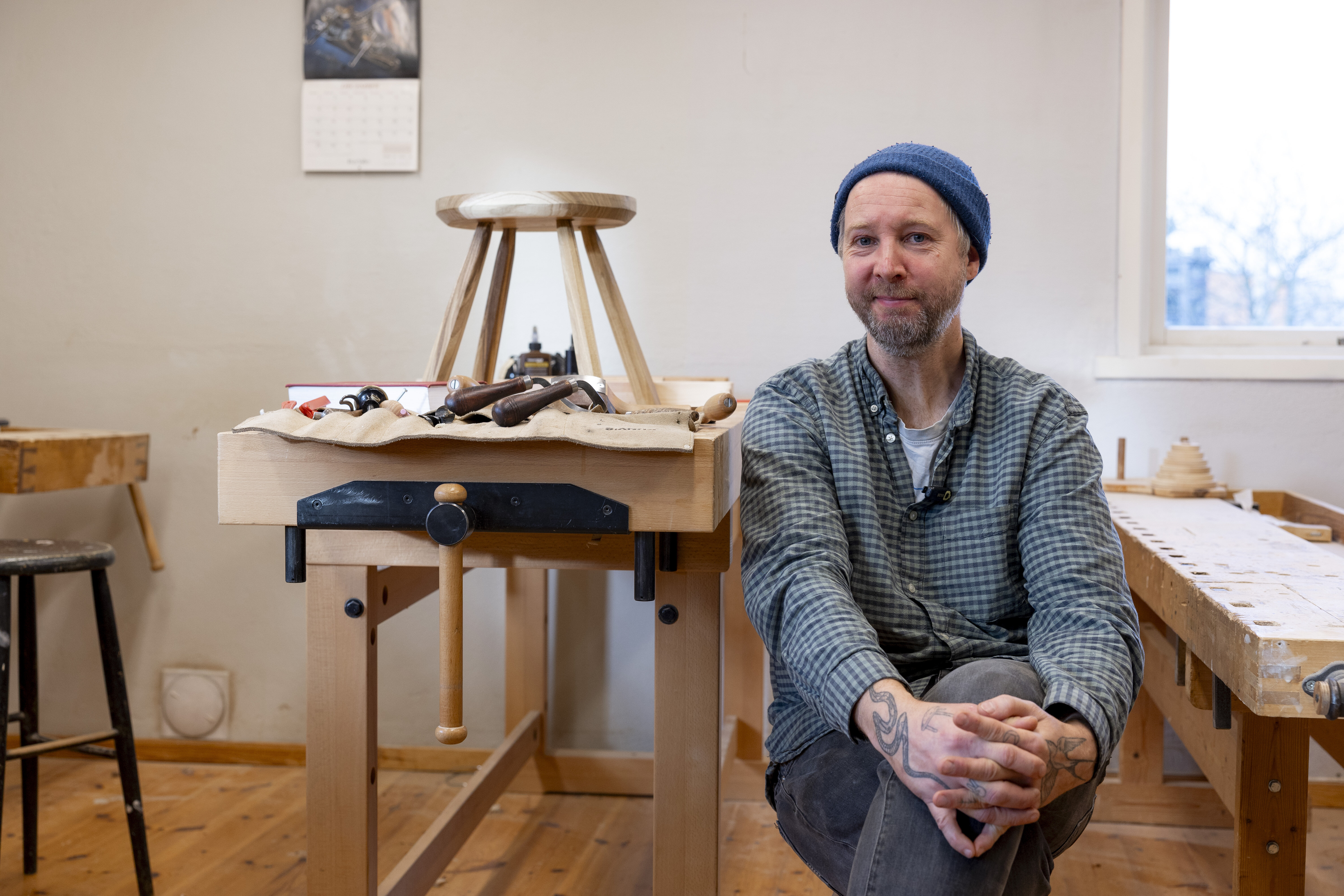 Bildet viser Klaus Skrudland i verkstedet.