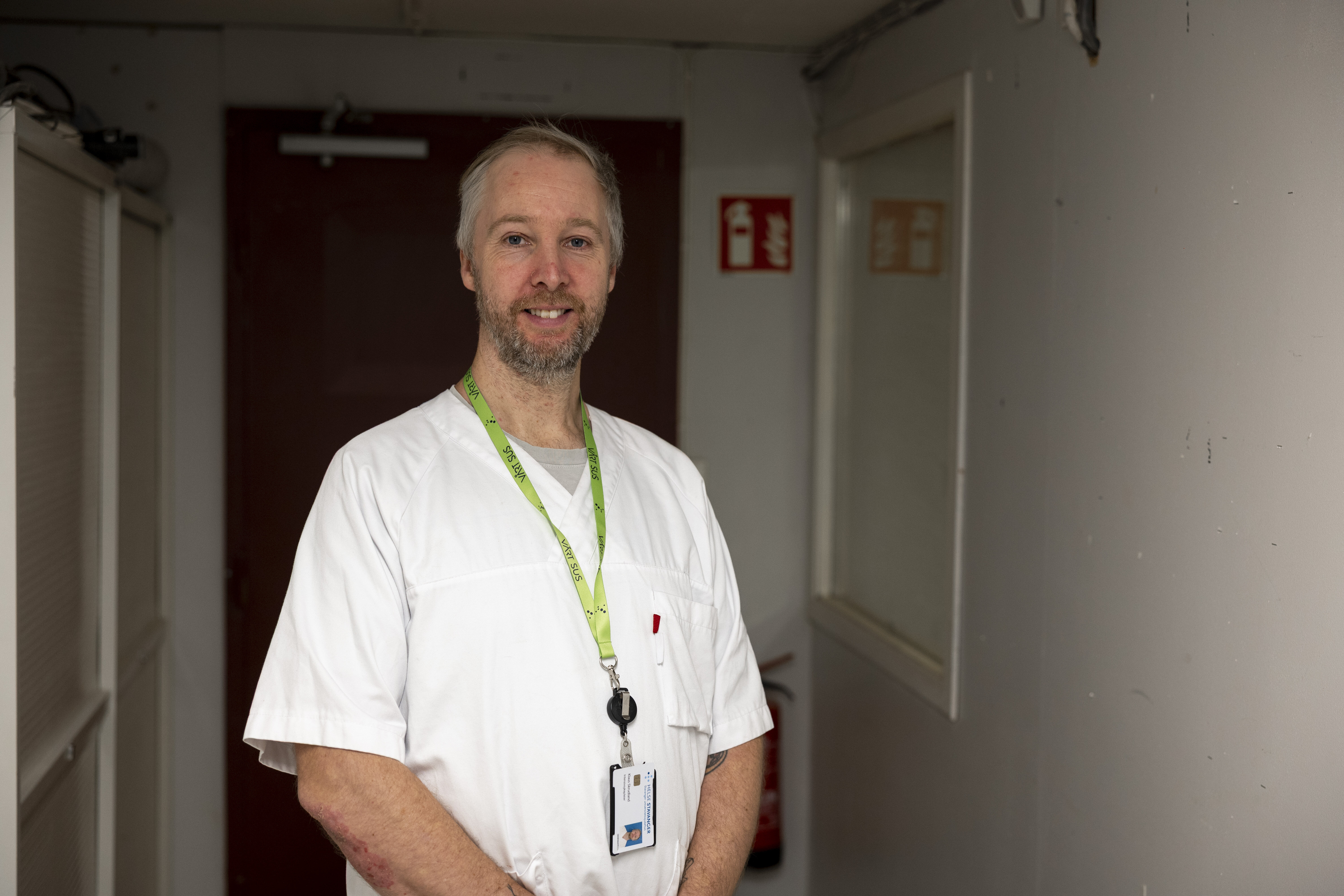 Bildet viser Klaus Skrudland i sykepleieruniform.