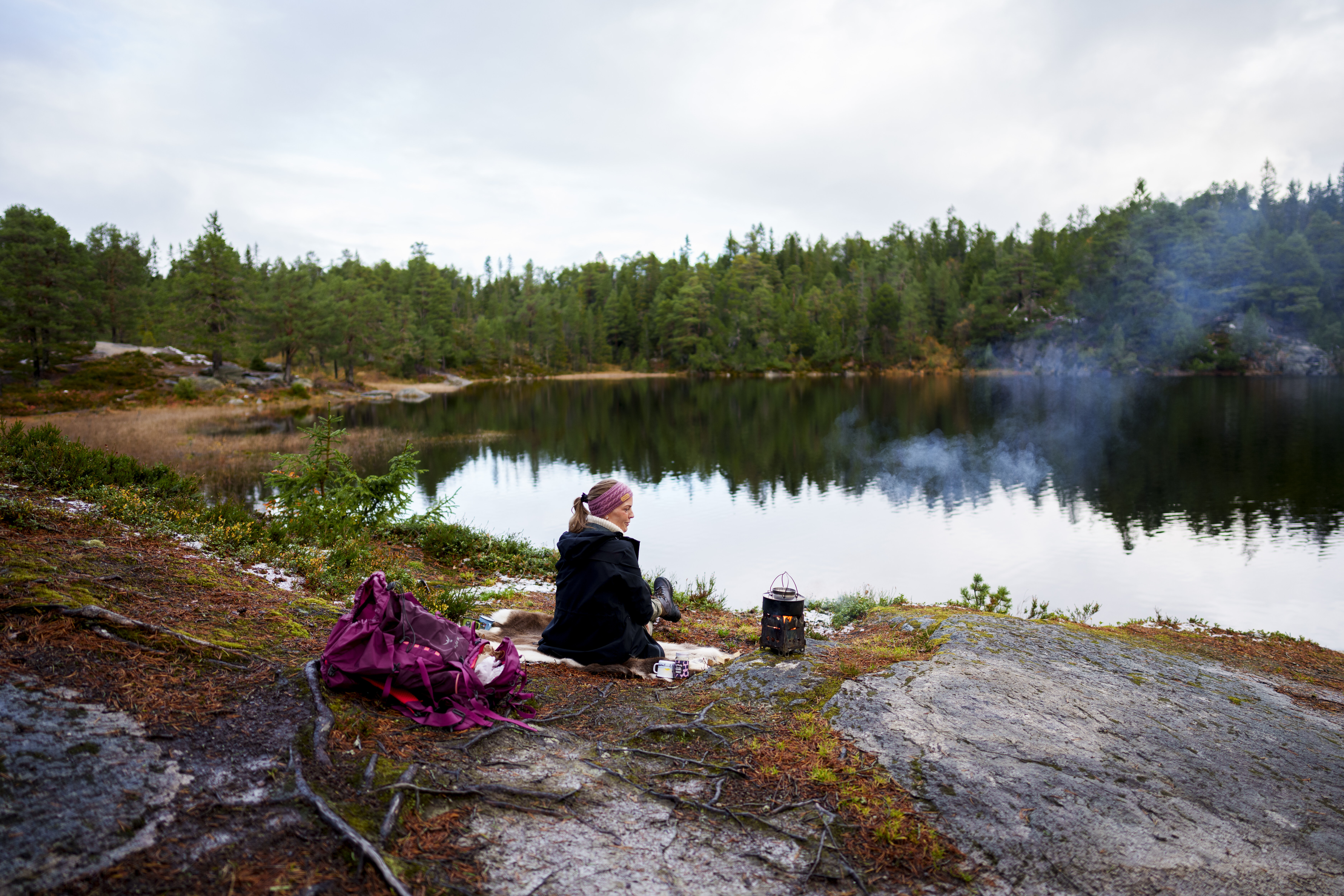 Karen Bjørk ser utover vannet