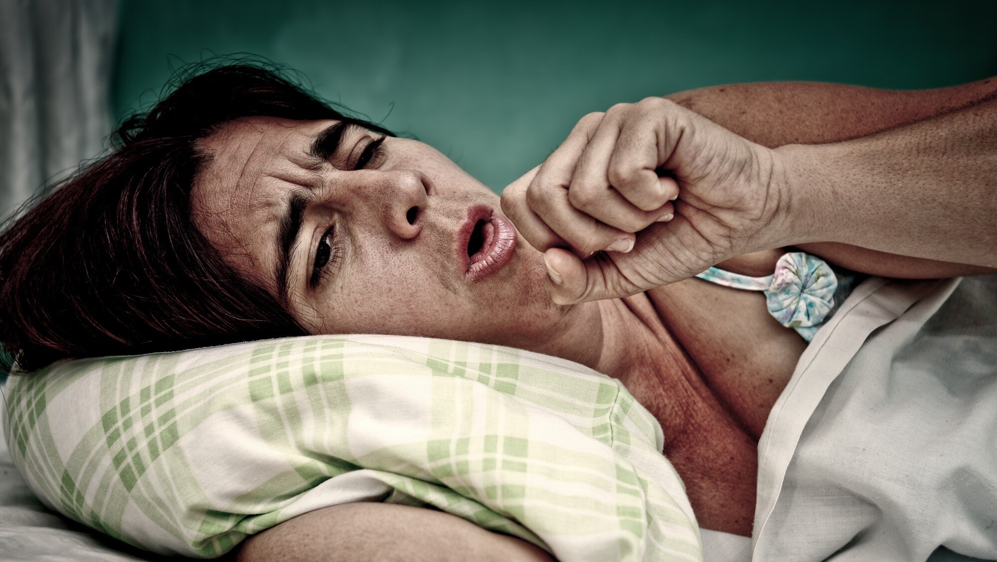 Bildet viser en dame som er syk med tuberkulose