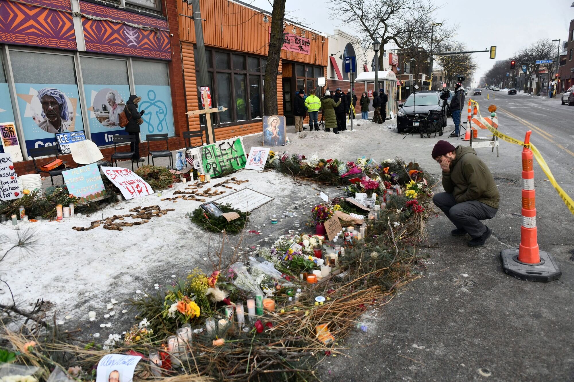 Bilde av sørgende etter drapet på Alex Pretti i Minneapolis