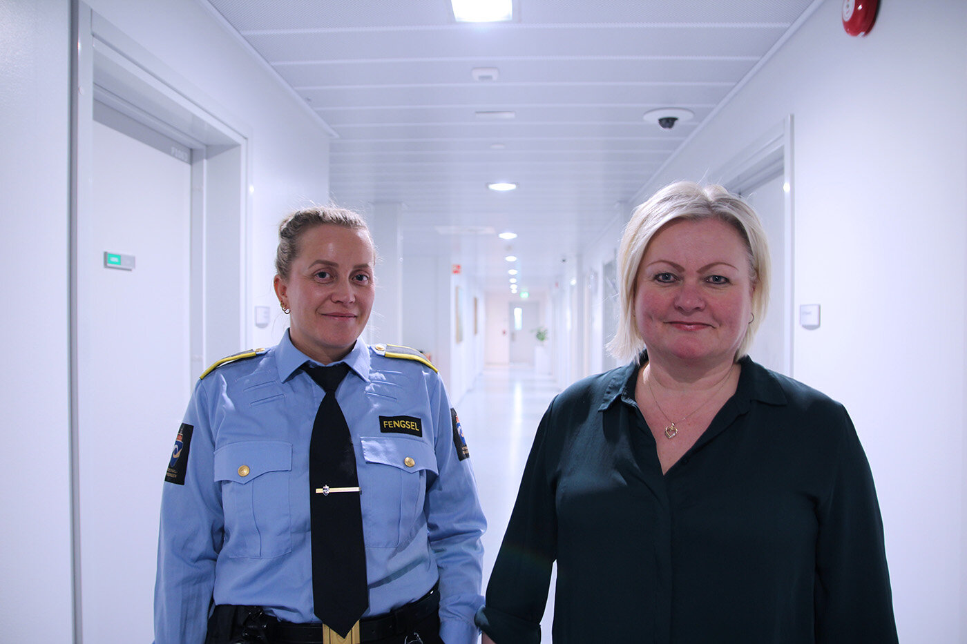 Bildet viser Terese og Hege som går sammen i korridoren