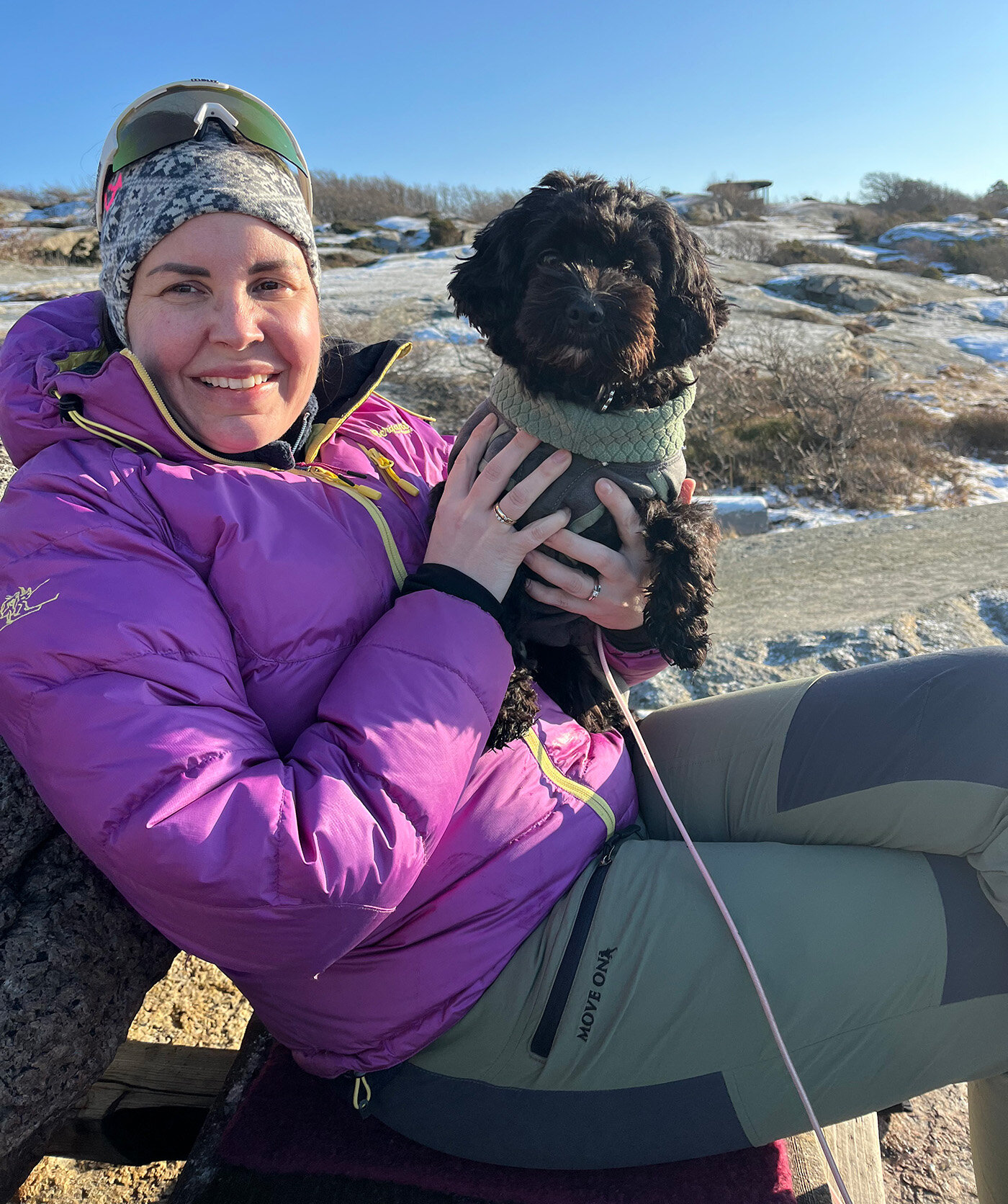 Bildet viser Zara Thilde Anundsen og hunden.