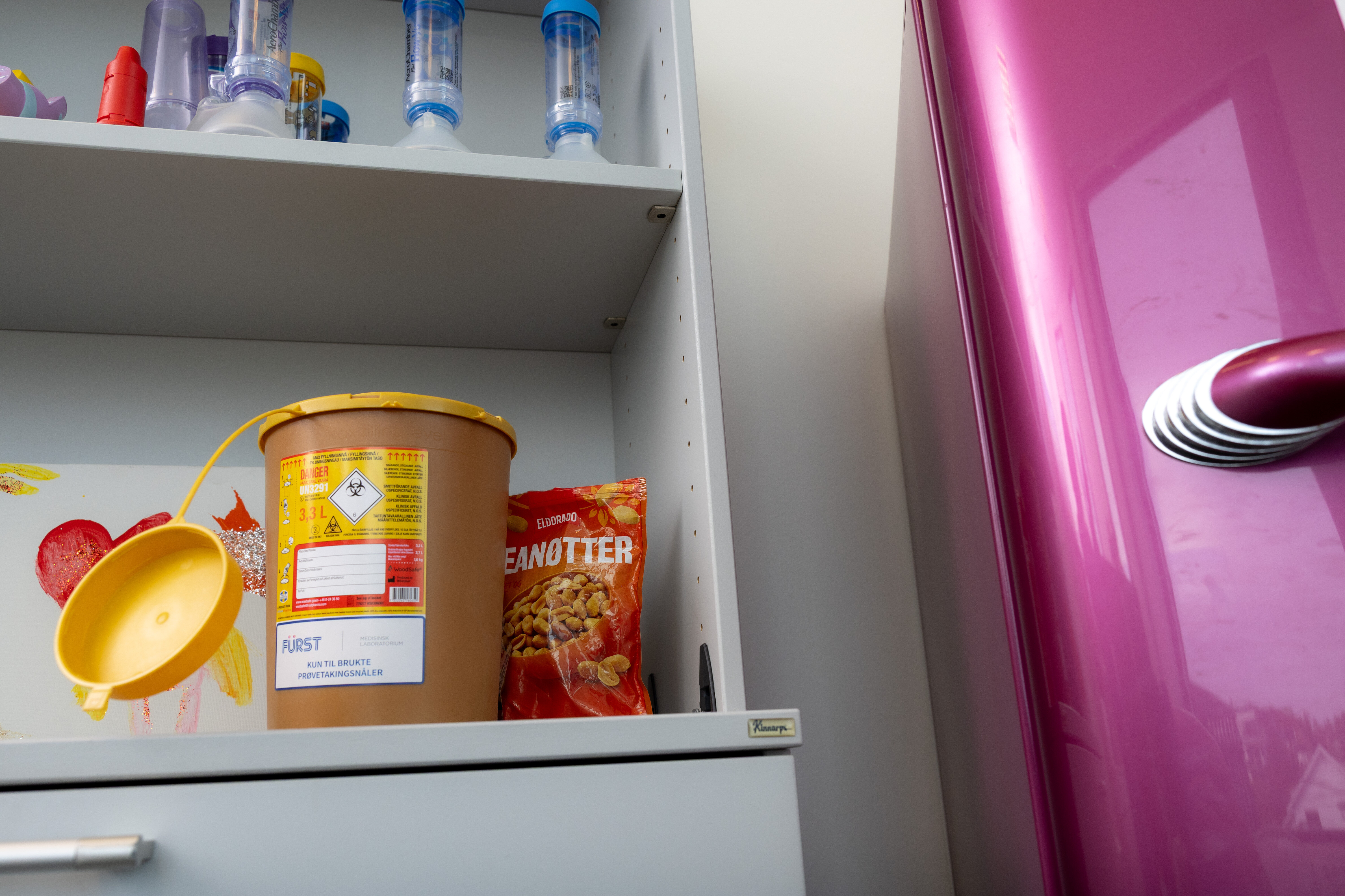 Bilde viser en pose med peanøtter som står på en hylle.