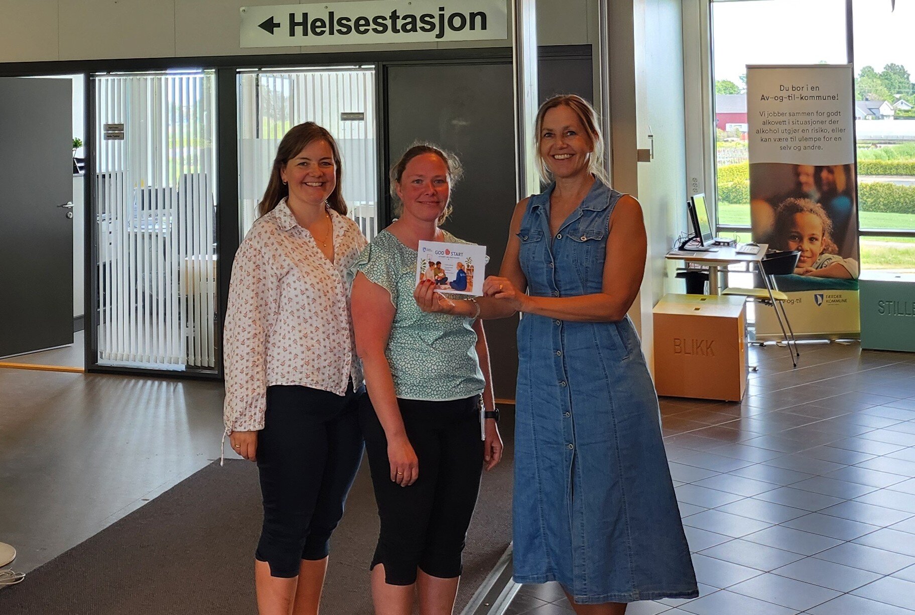 Bildet viser jordmor Elisabeth Lunde Aanerud, jordmor Hanne Kjersti Haugetuft og helsesykepleier og teamleder Trude Nesse Ellingsen