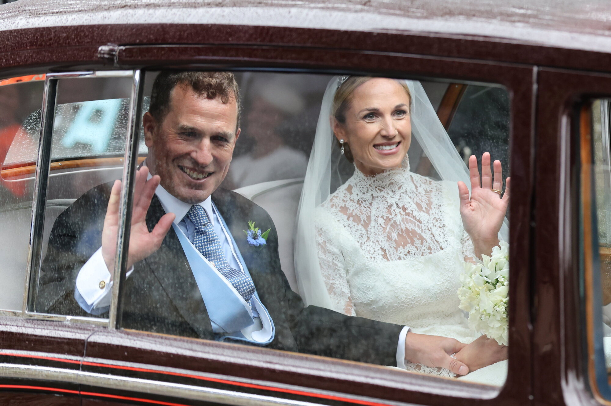 Bildet viser Peter Philips og Harriet Sperling som sitter i en bil.