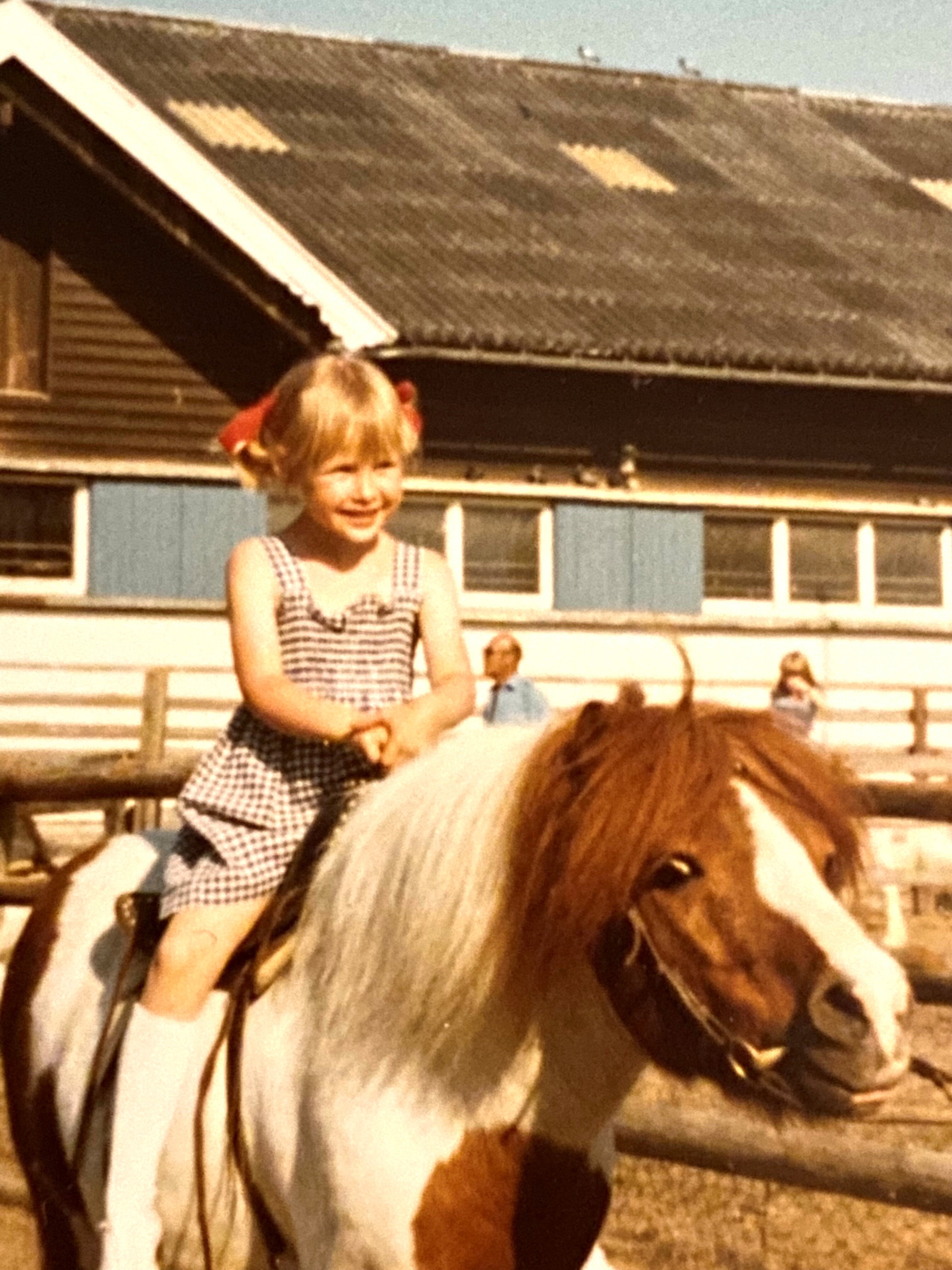 Bildet viser en ung Birgitte på en av sine første rideturer