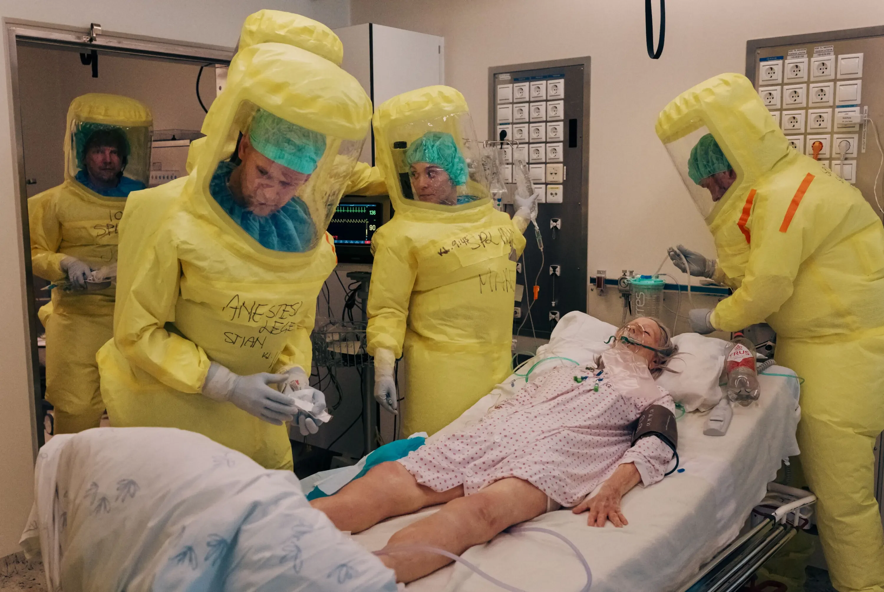 Bildet viser en simulering med en pasient som har ebola.