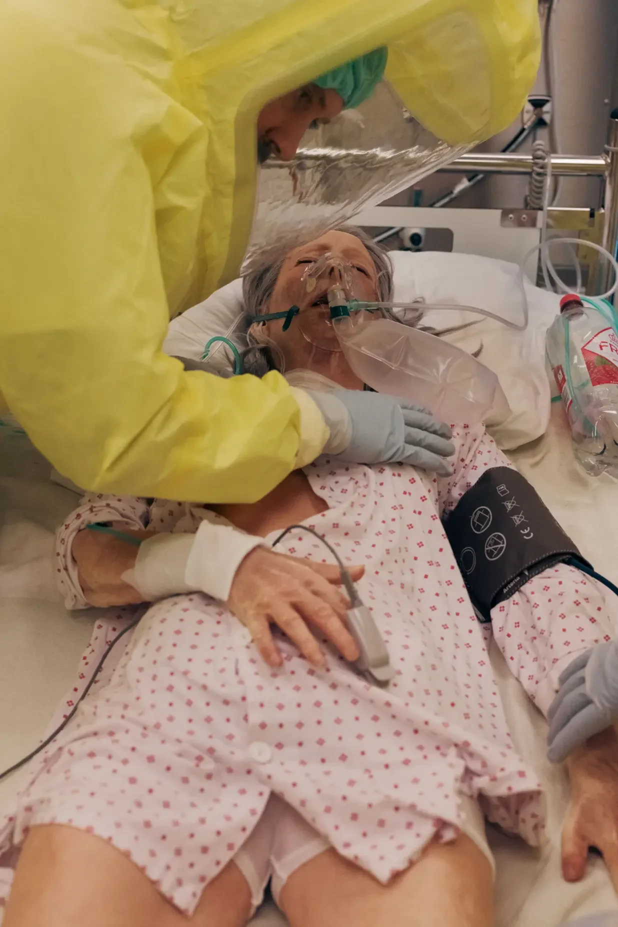 Bildet viser Simen Skilsmo og en simuleringsdukke.