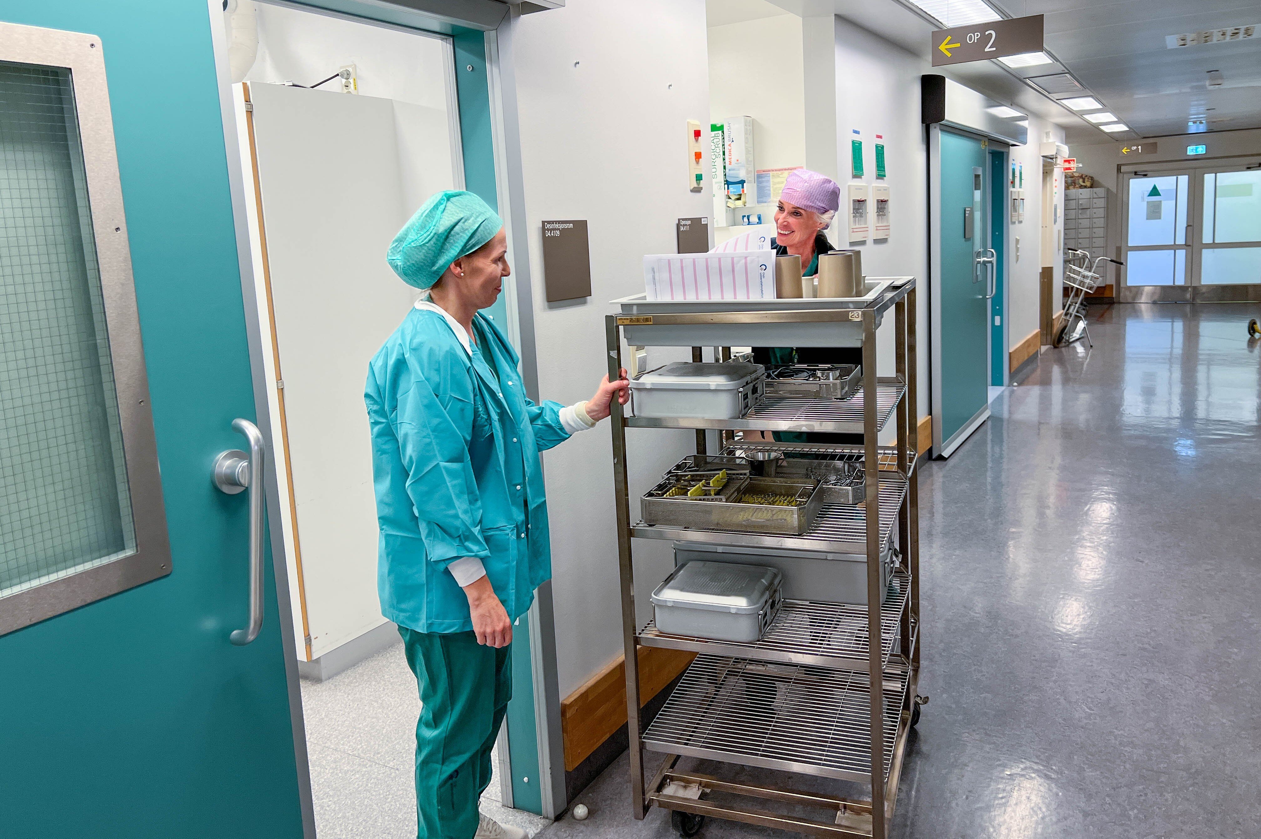 Bildet viser laboranter i arbeid på operasjon 3.