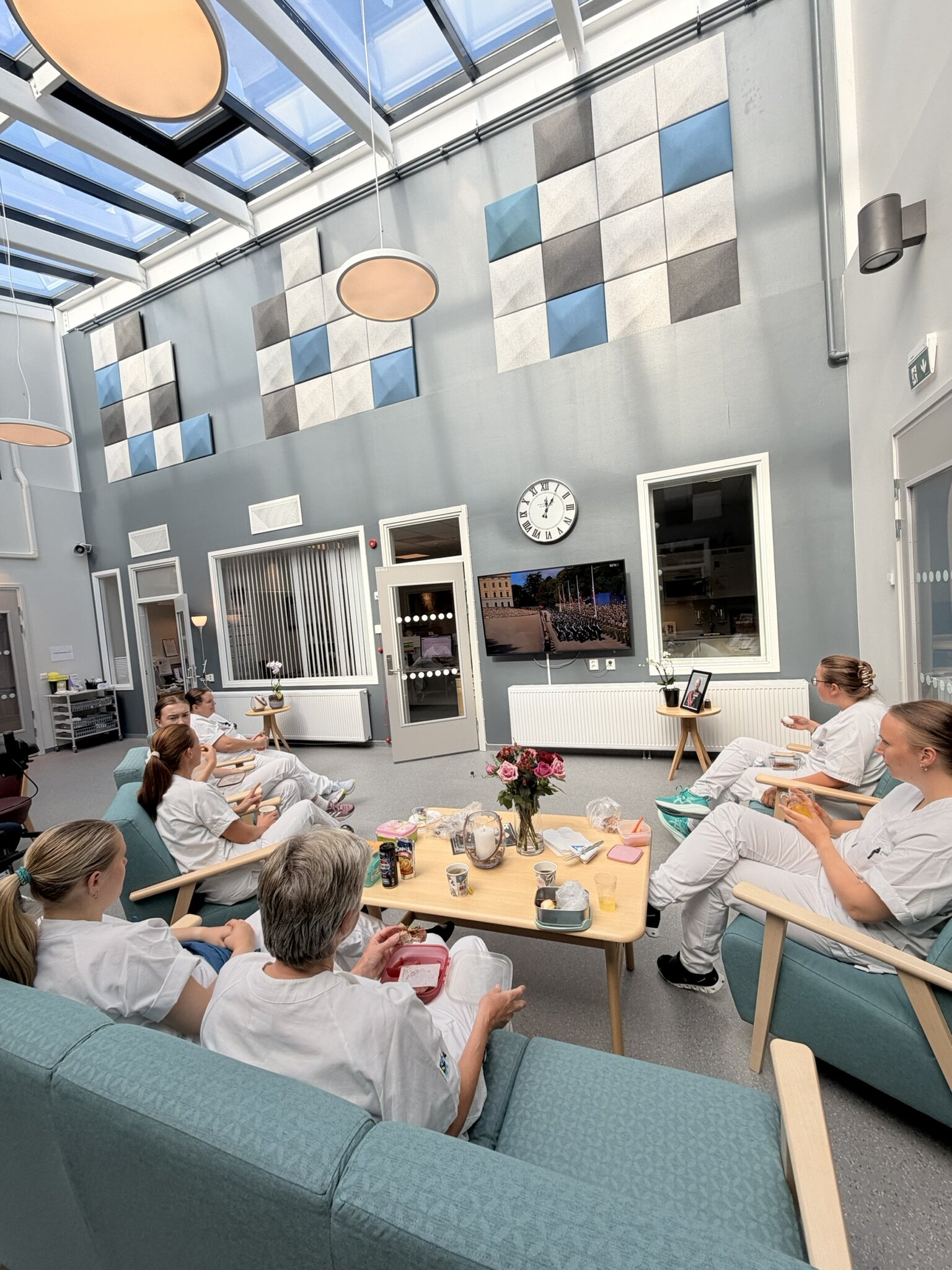 bilde av ansatte ved hallingdal sjukestugu ser på begravelsen av kongen 