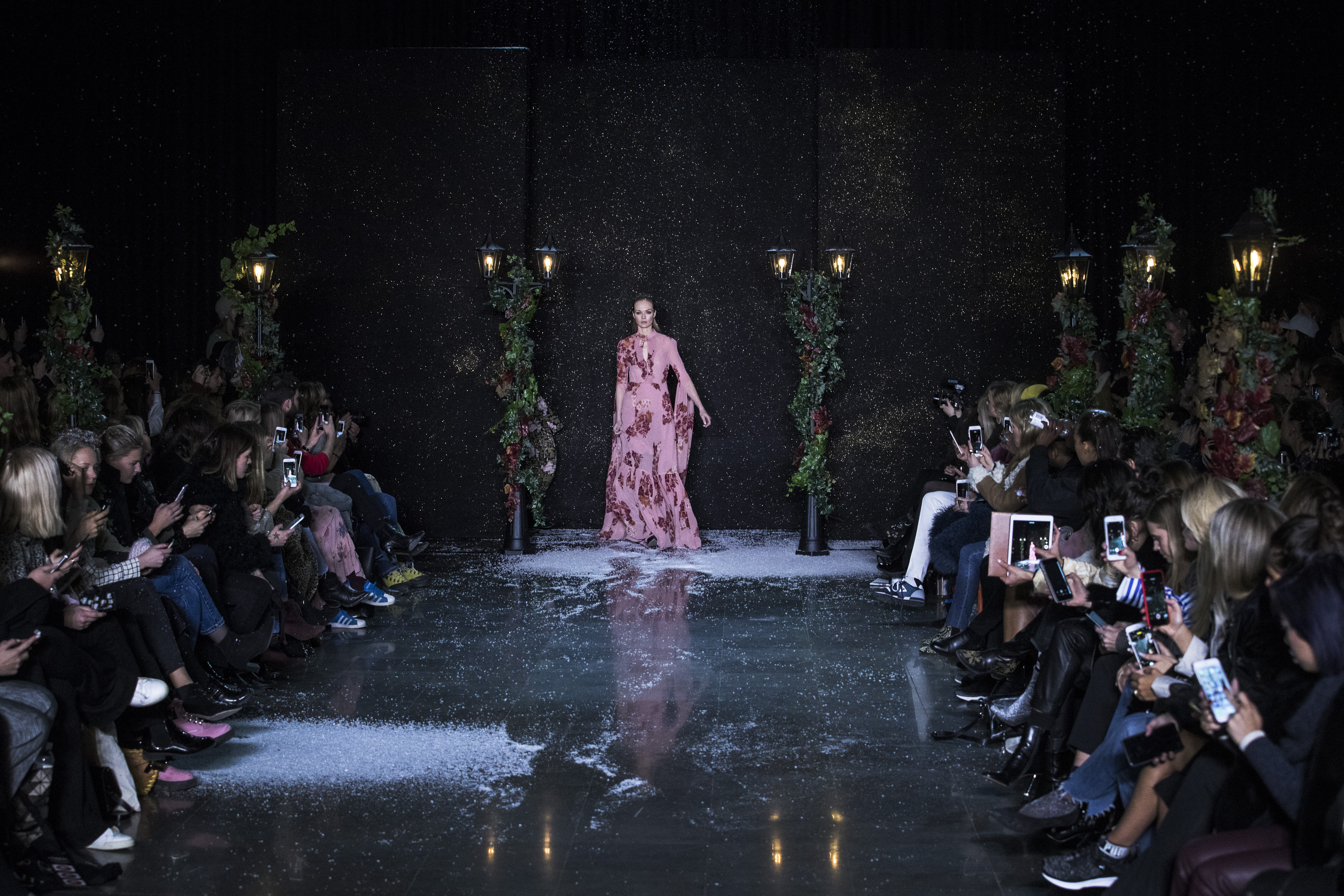 Bildet viser Siri Tollerød på catwalk.