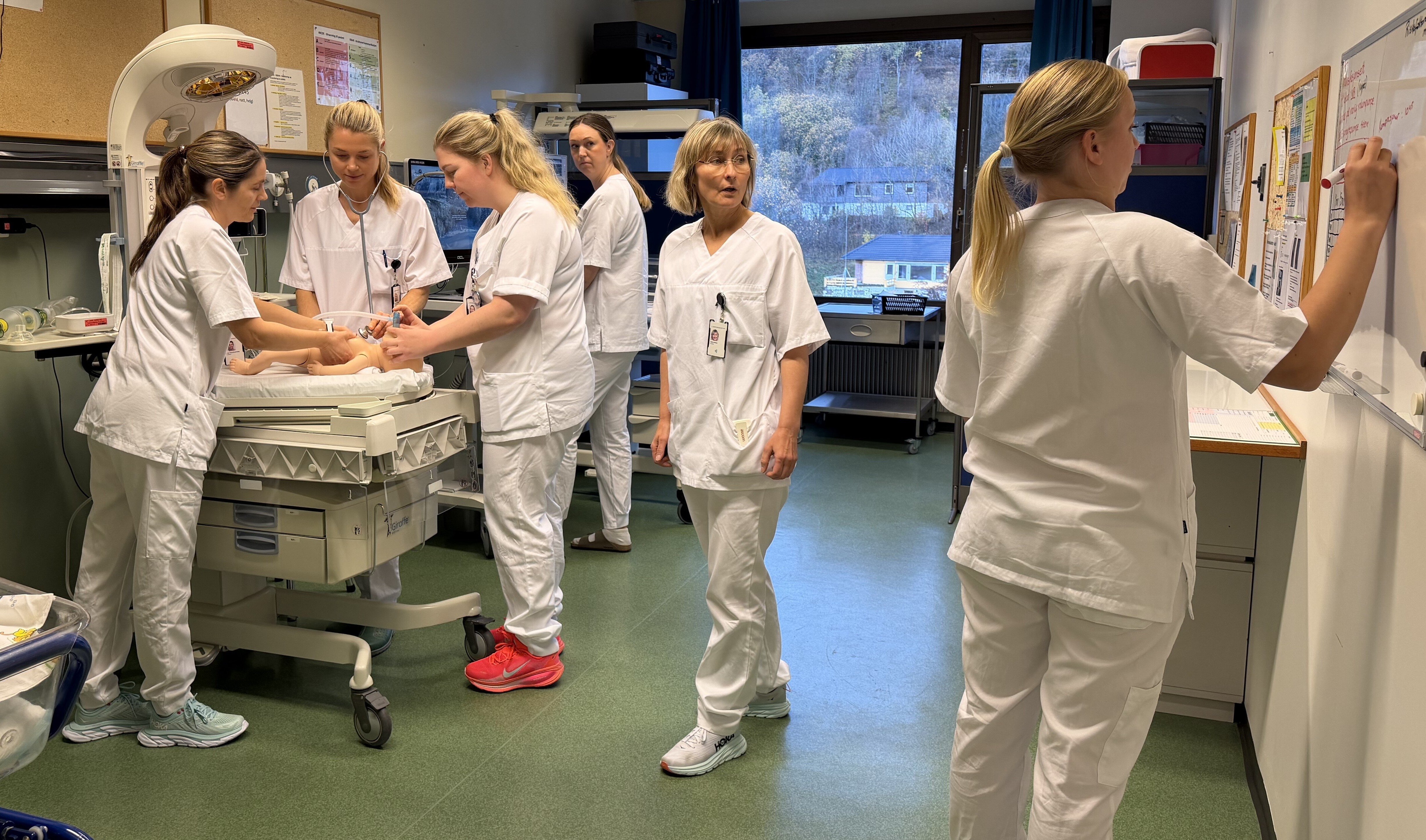 Bildet viser jordmødre og lege som øver på nyfødtresuscitering