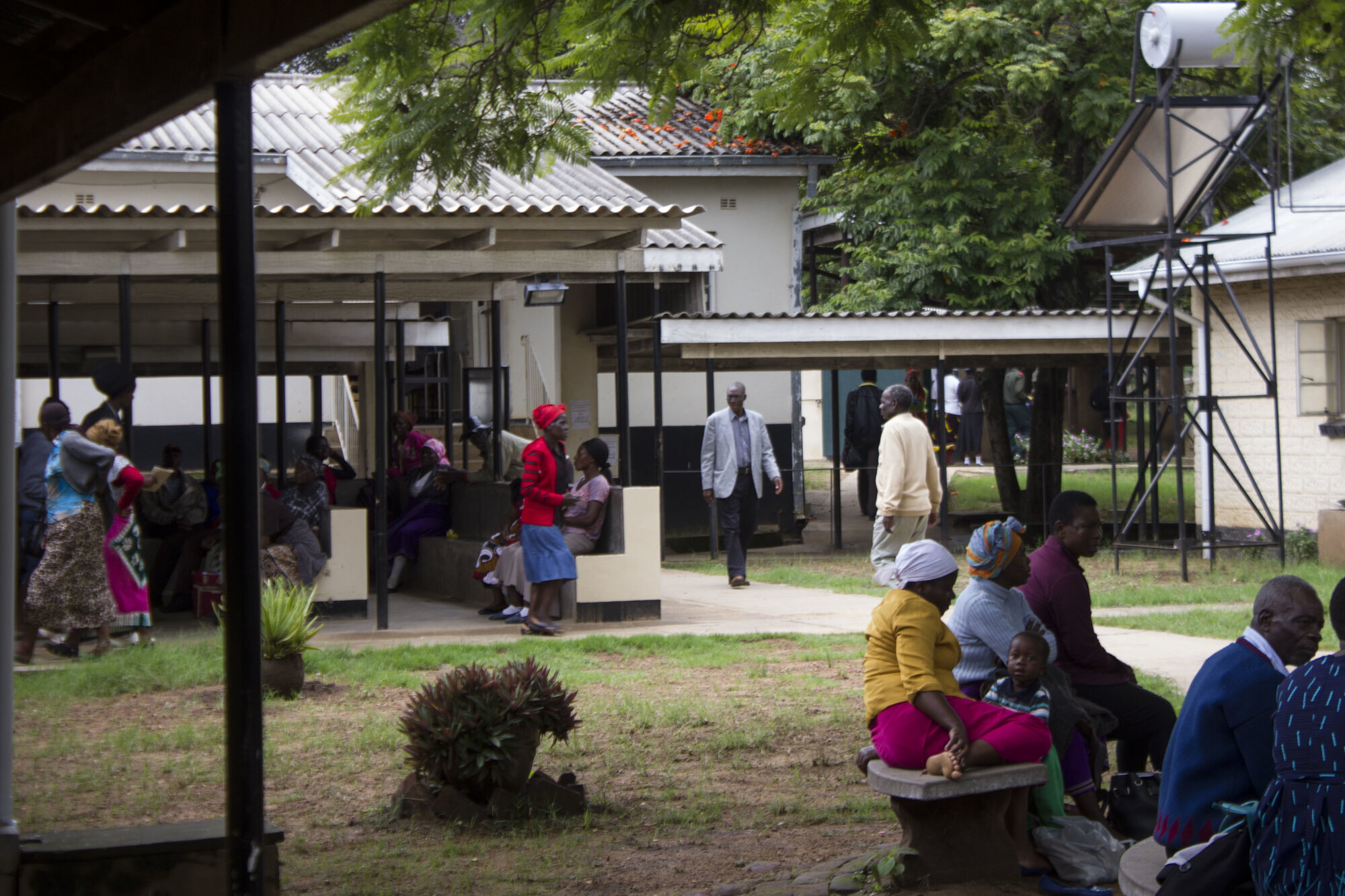 Karanda sykehus, Zimbabwe Bildet viser venteområdet utenfor Karanda sykehus, Zimbabwe