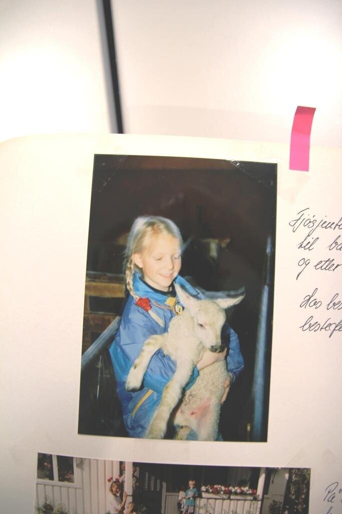 Frøya har alltid vært svært glad i dyr og fikk tidlig ansvar for å ta vare på firbente. Bildet viser Frøya Marie Vinjar Eid som barn mens hun holder et lam.