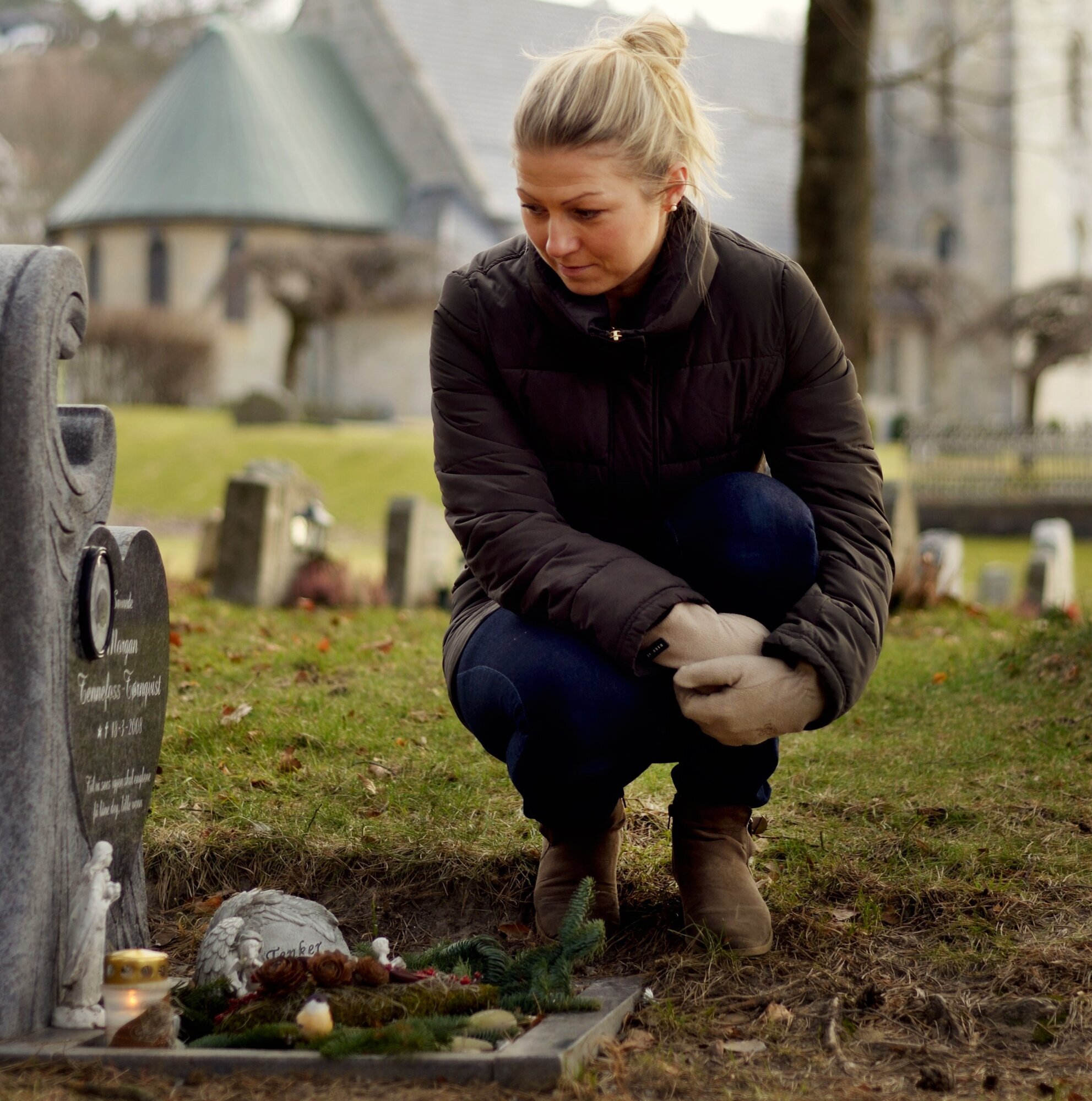Helene Tønnefoss-Tørnqvist Bildet viser Helene Tønnefoss-Tærnqvist foran graven til sønnen Morgan.