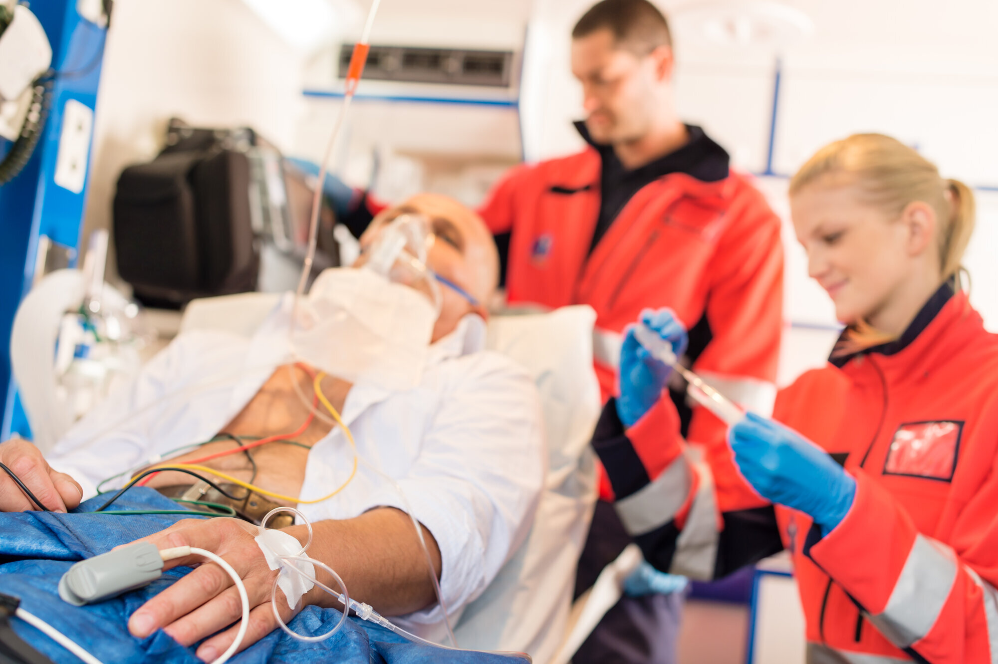 ambulansepersonell med pasient bildet viser ambulansepersonell med pasient