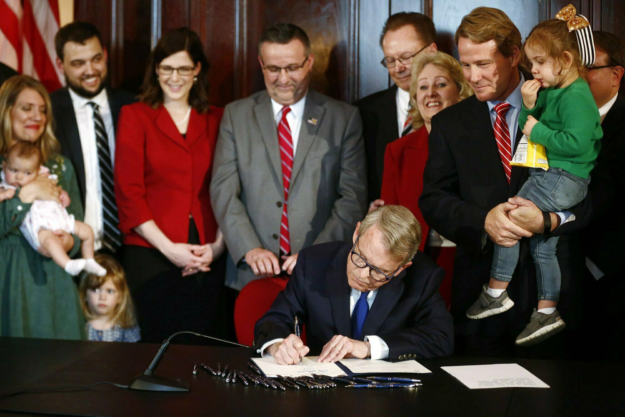 The heartbeat bill, Ohio Bildet viser at loven blir undertegnet.
