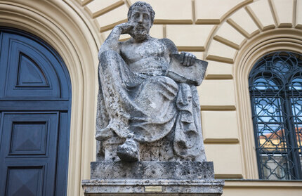 Bildet viser en statue av Hippokrates