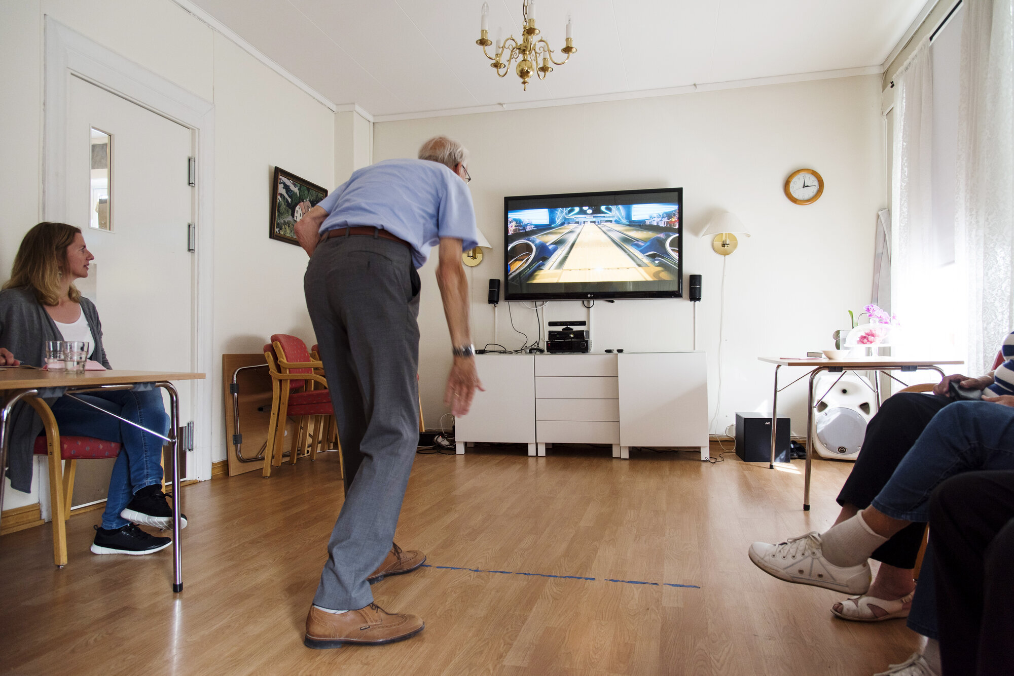 Databowling er en både sosial og fysisk aktivitet for brukerne av Villa Fredrikke i Drammen. Bildet viser en eldre mann som spiller bowling med Kinect.