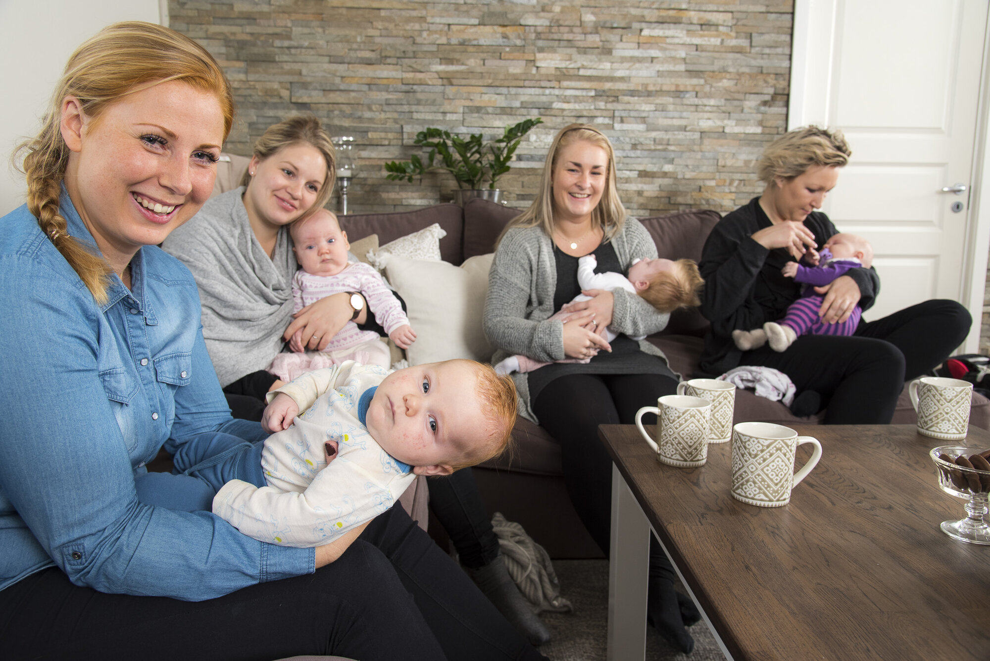 På barseltreff i Drøbak. Bildet viser An-Magritt T. Ryste, Stina Nakken Berg, Jeanett A. Norshus og Karianne Thomassen med hver sin baby i fanget.
