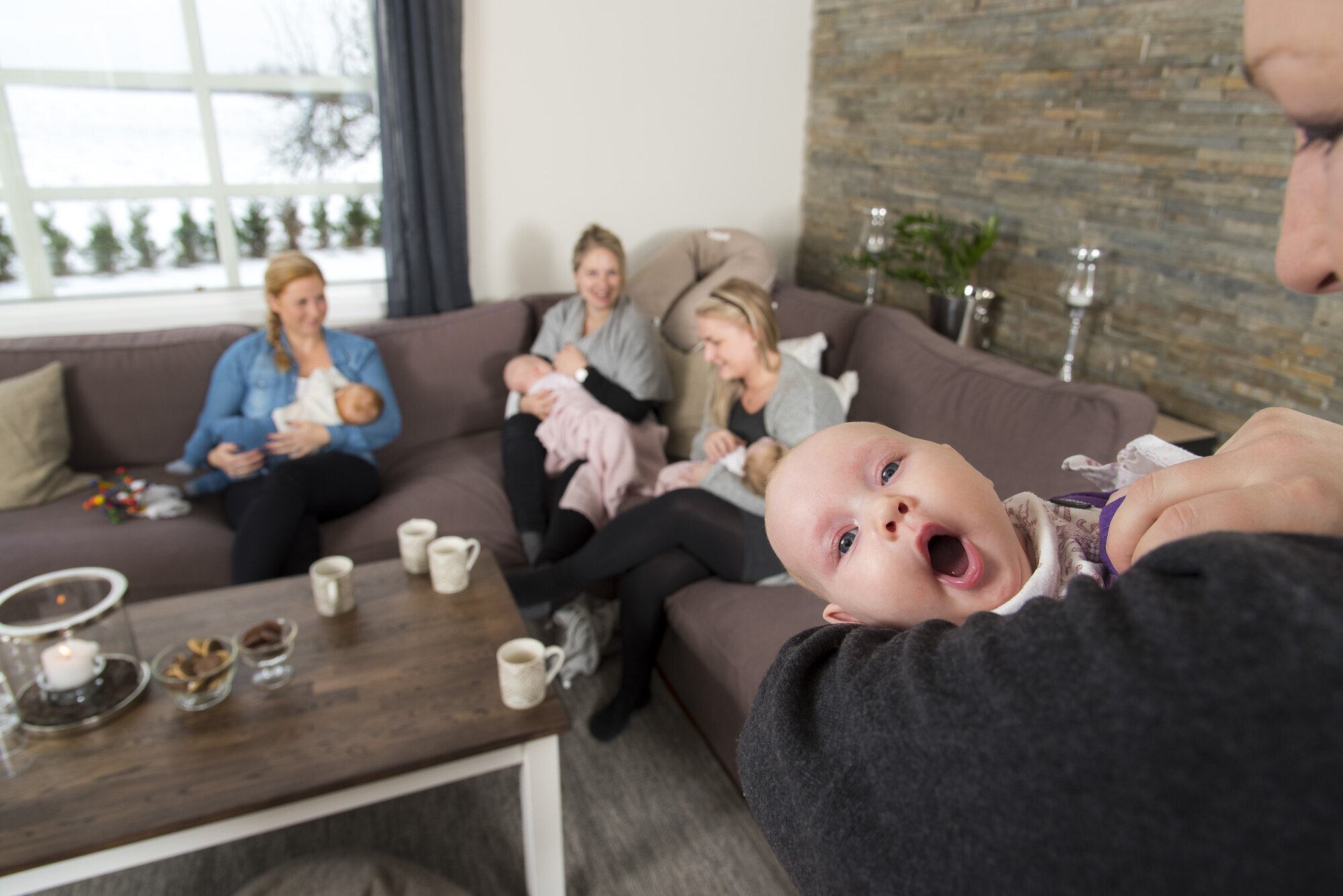 Få situasjoner byr på flere brukervalg enn en fødsel. Bildet viser Karianne Thomassen (nærmest), An-Magritt T. Ryste, Stina Nakken Berg og (vertinne) Jeanett A. Norshus med hver sin baby.