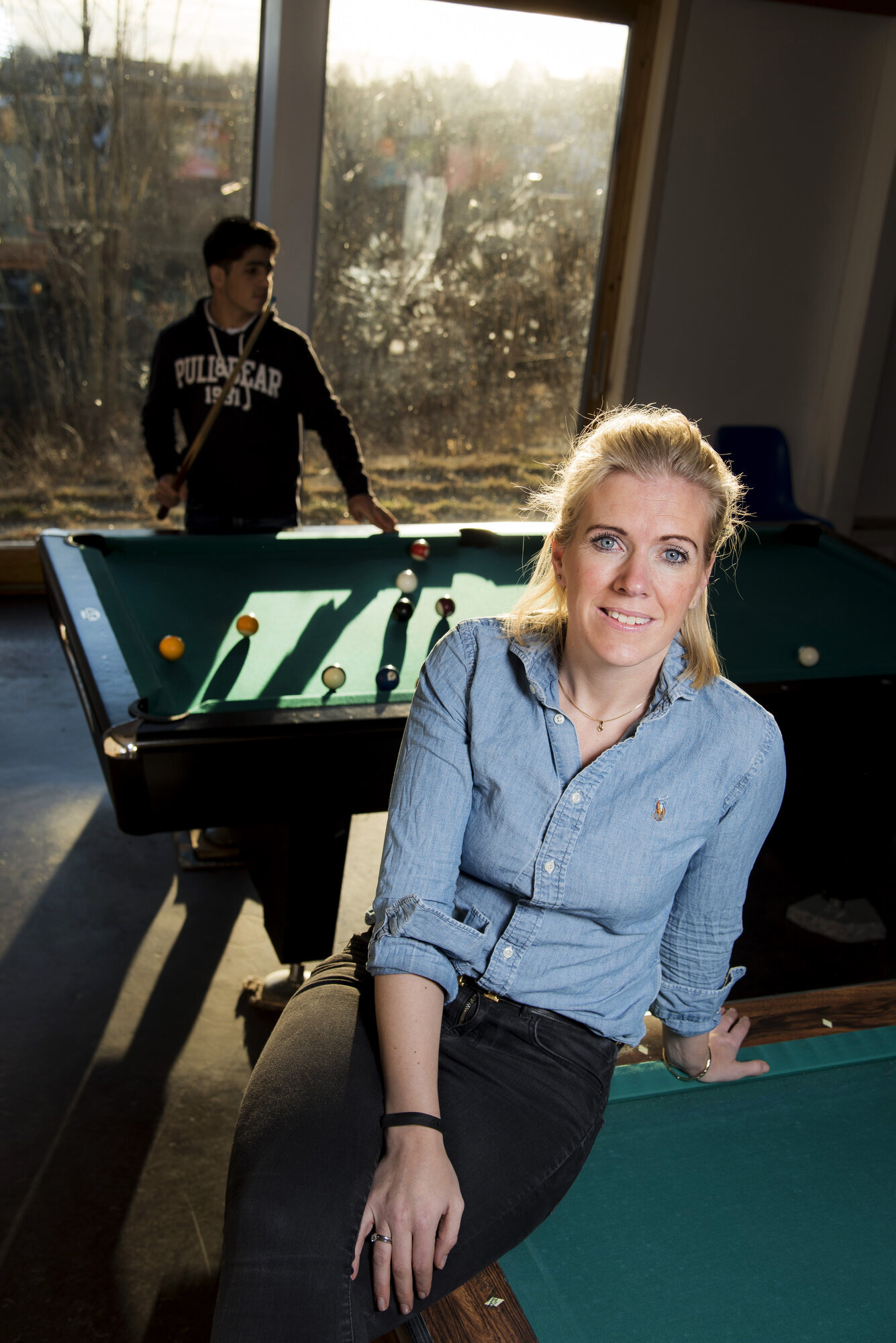 Eline Svenneby Halvorsen Bildet viser Eline Svenneby Halvorsen, i bakgrunnen spiller en ung gutt biljard.