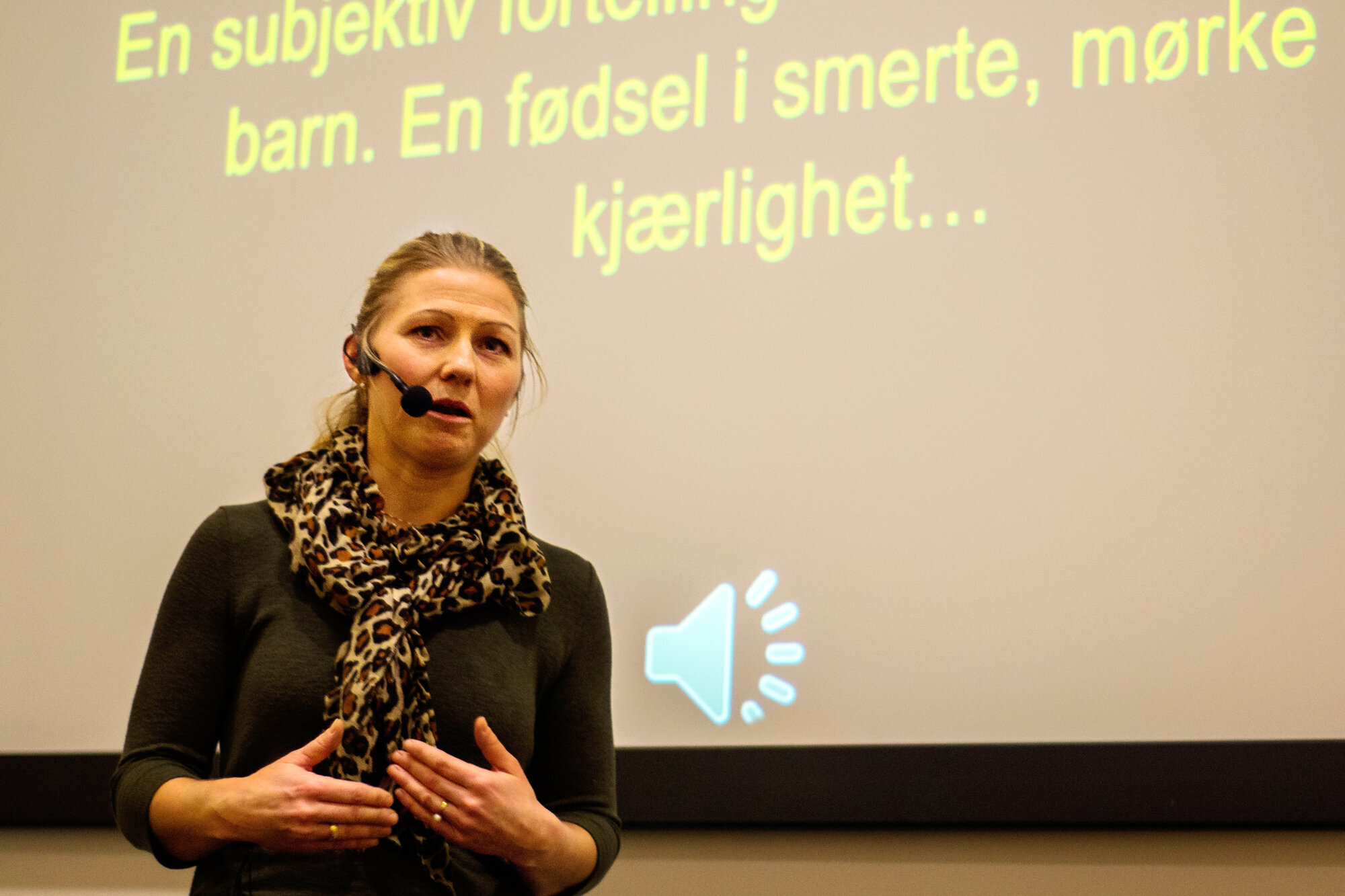 Helene Tønnefoss-Tørnqvist Bildet viser Helene Tønnefoss-Tærnqvist som holder foredrag for jordmorstudenter.