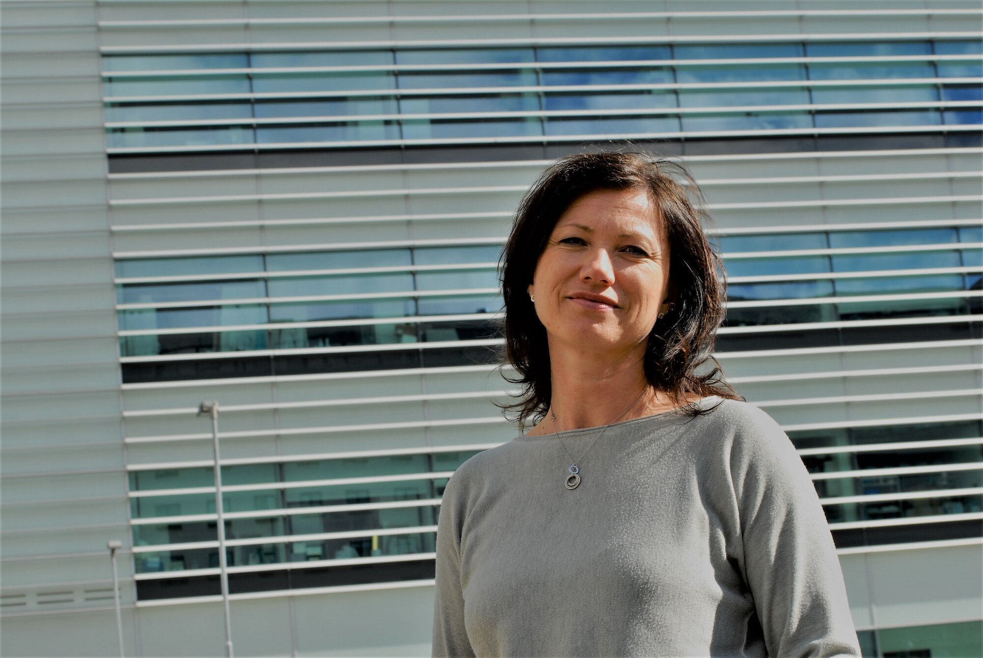 Dårlig kommunikasjon mellom helsepersonell og pasient kan føre til overbehandling, tror kreftsykepleier Berit Hofset Larsen. Portrett av kreftsykepleier Berit Hofset Larsen