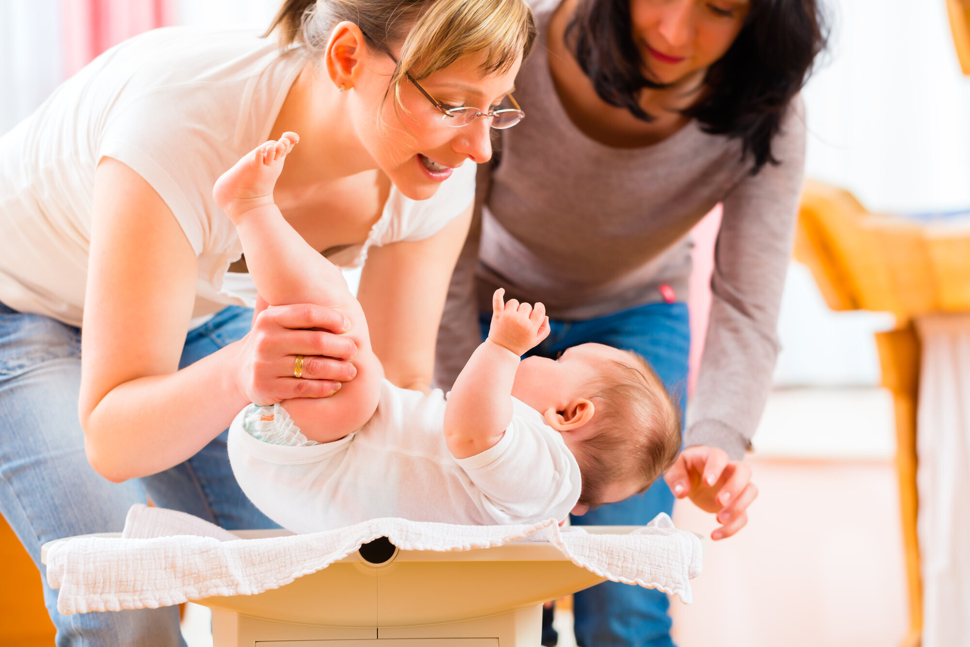 Helsesøster på hjemmebesøk.(Illustrasjonsfoto: Colourbox) Bildet viser helsesøster på hjemmebesøk hos mor og baby.(Illustrasjonsfoto: Colourbox)