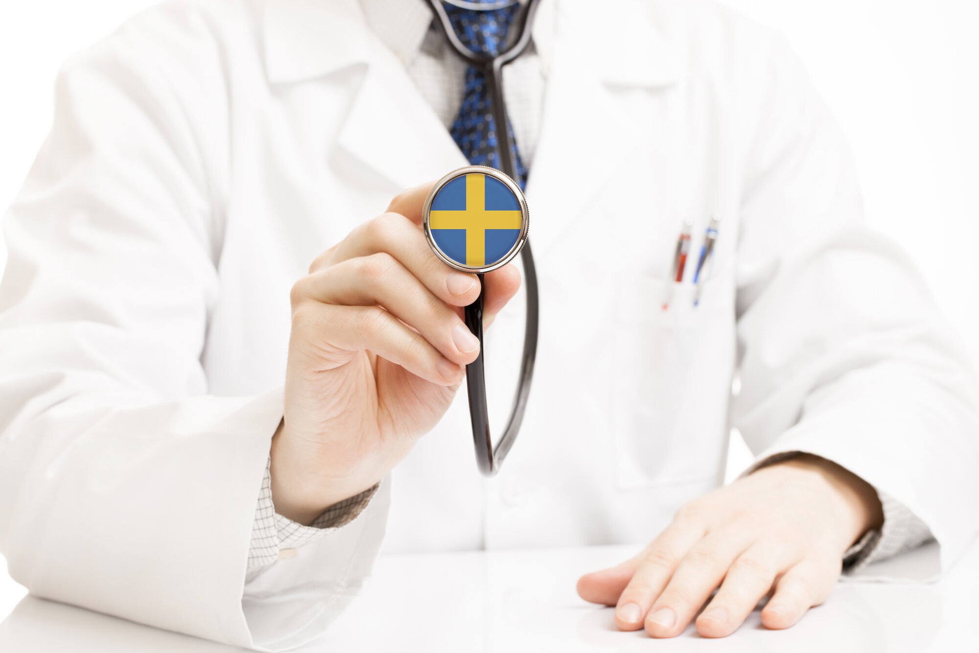 Svenskene har innført mobile helseteam. Lege med stetoskop med svensk flagg