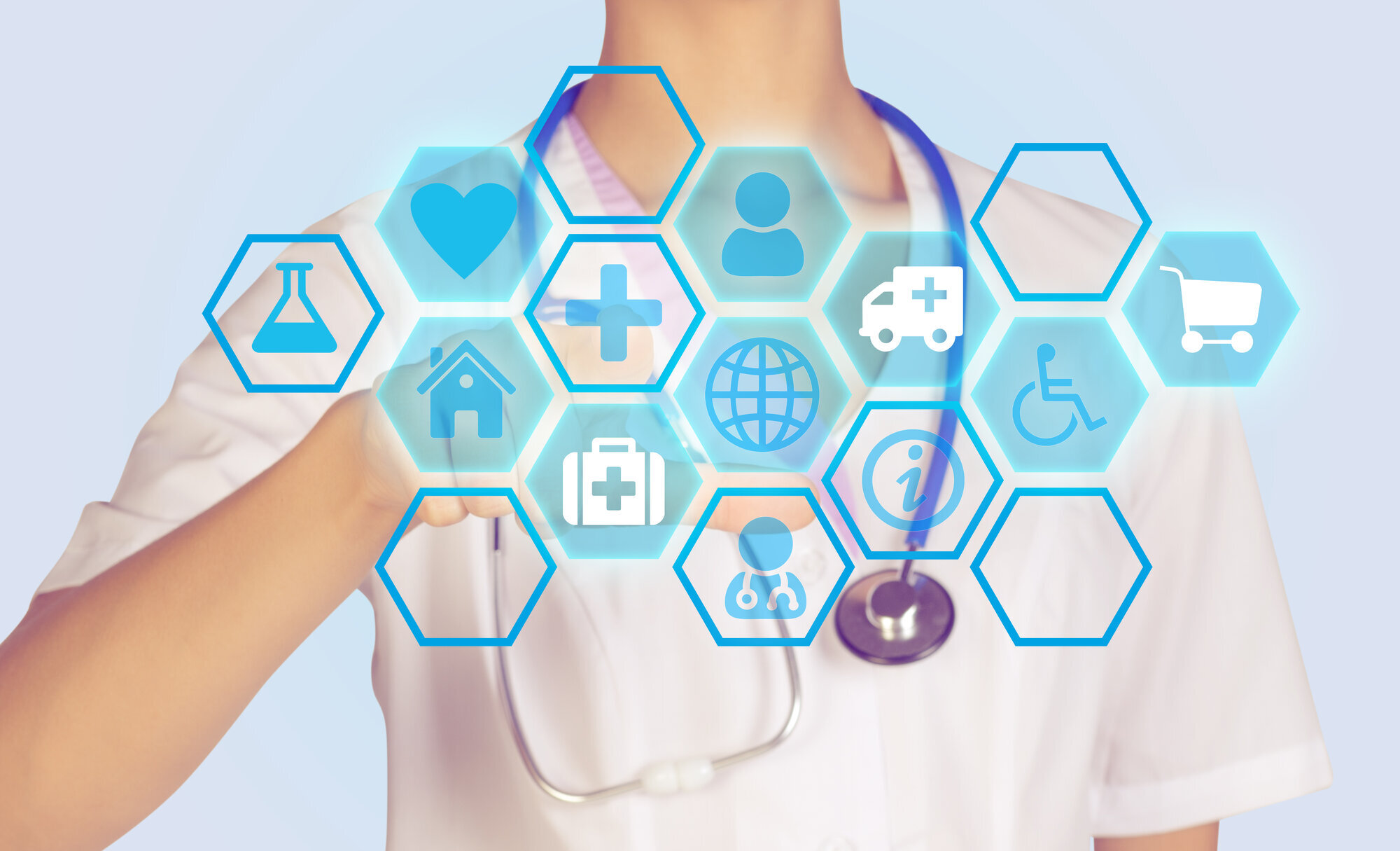 Bedre datatilgang for klinikere er ett av virkemidlene Koch mener kan bidra til å redusere forekomsten av helsetjenesteassosierte infeksjoner. Bildet viser en sykepleier foran en futuristisk dataskjerm.