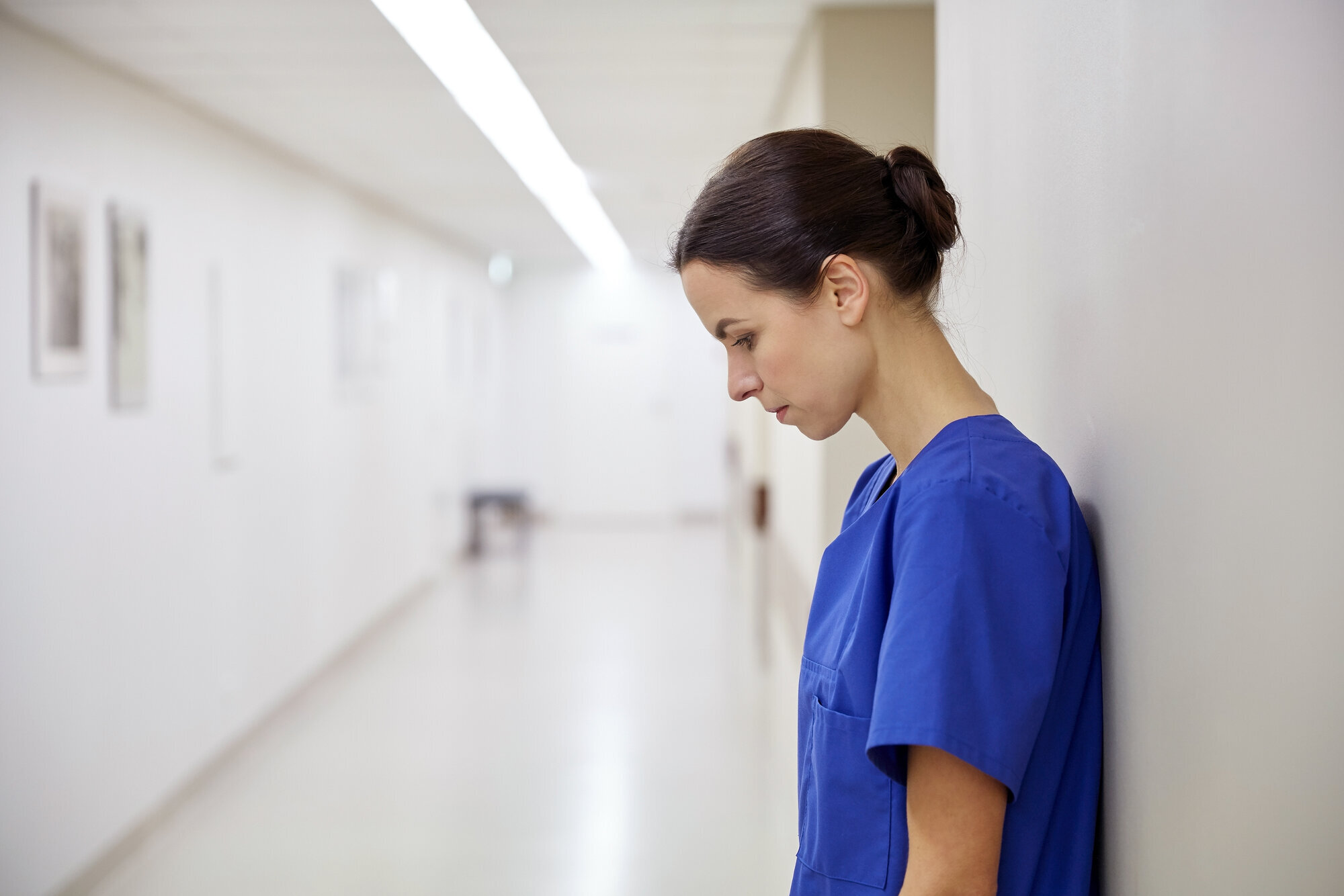 Seks prosent av norske sykepleiere oppgir i en studie at de av og til opplever mobbing på arbeidsplassen. Bildet viser en sykepleier i en korridor.