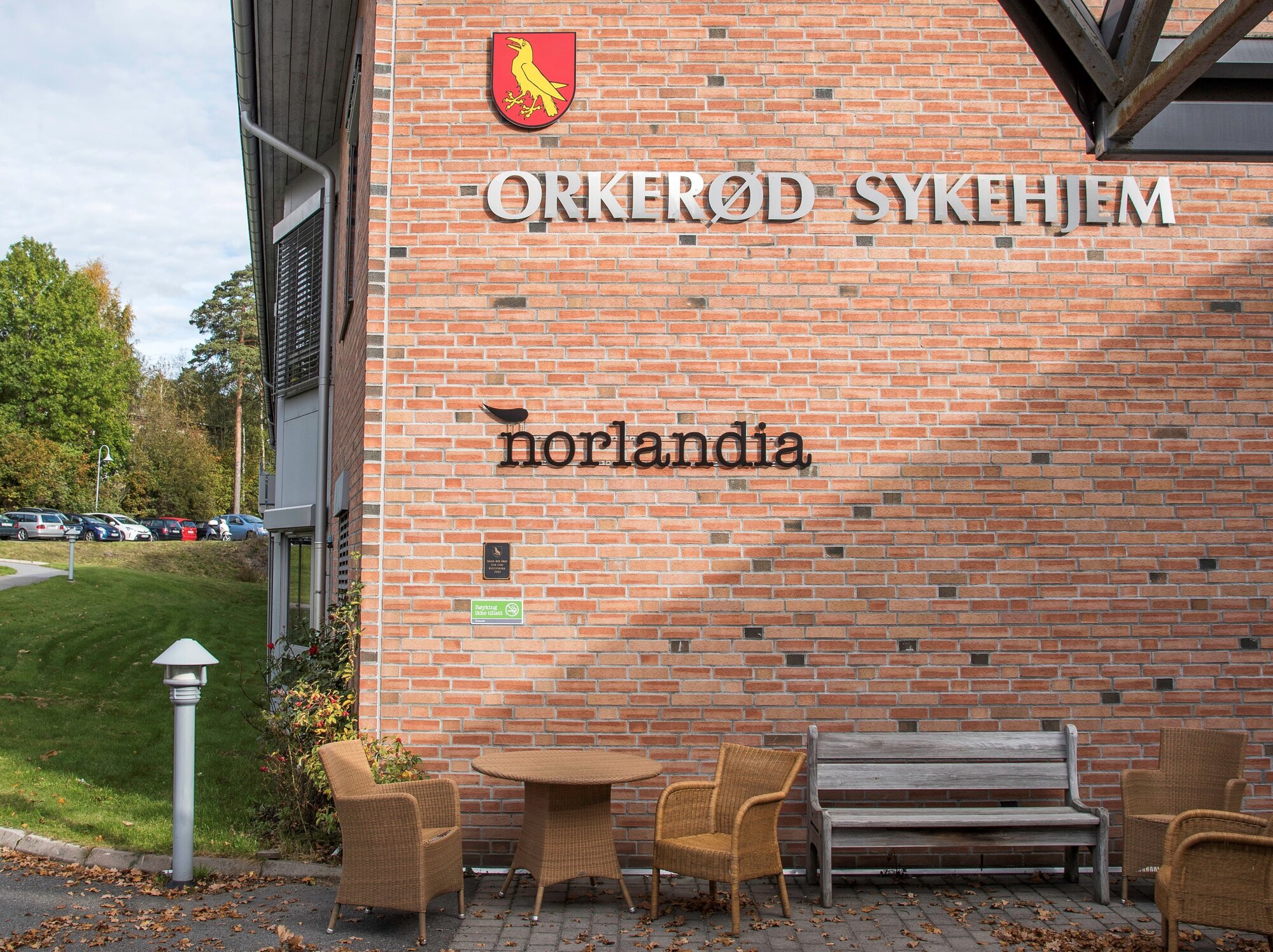 Den politiske opposisjonen i Moss ønsker å tilbakeføre privatiserte og konkurranseutsatte virksomheter til kommunal drift, så snart kontraktene åpner for det. Bildet viser inngangspartiet til Orkerød sykehjem i Moss.