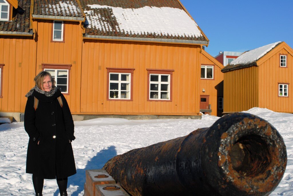 For et par generasjoner siden ble nærmere 50.000 nordmenn tvunget på flukt i nord. Bildet viser professor Ingunn Elstad på Skansen i Tromsø.