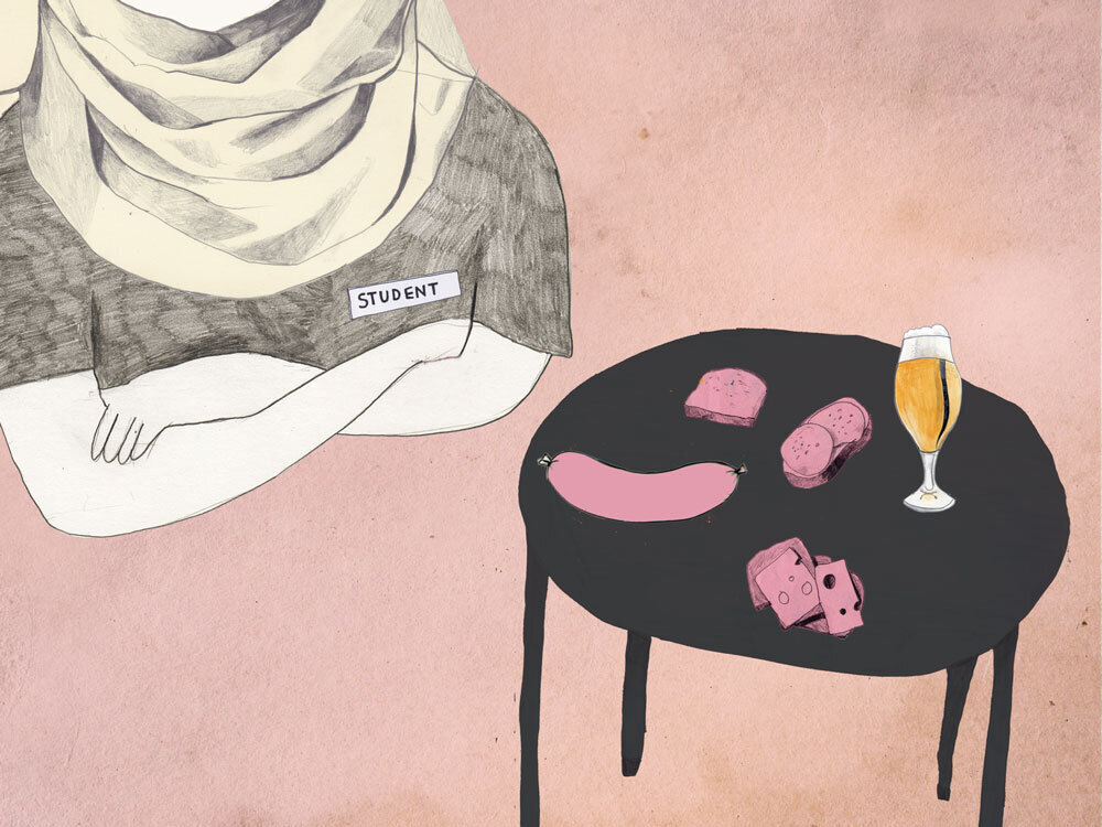 sykepleierstudent, praksis, svinekjøtt Illustrasjonen viser et fat med svinemat og overkroppen til en pleier med hijab og et skilt det står student på.