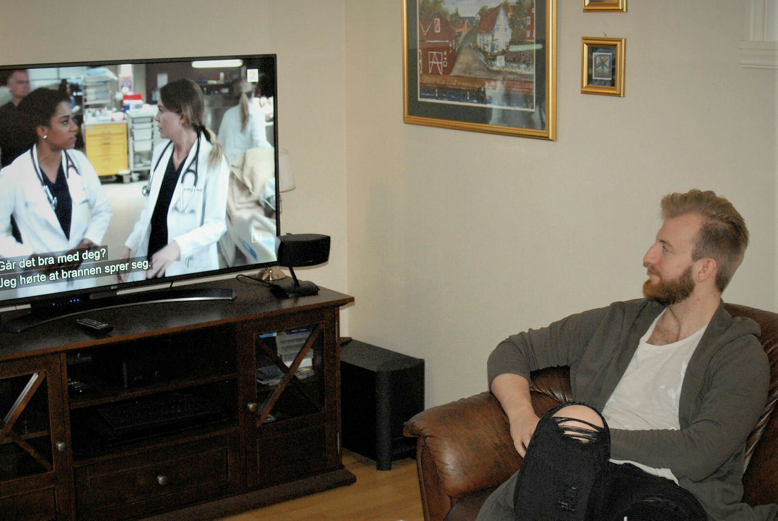 Jostein Jørgensen Sykepleier og tv-titter Josten Jørgensen i sofaen foran en episode av "Grey's Anatomy".