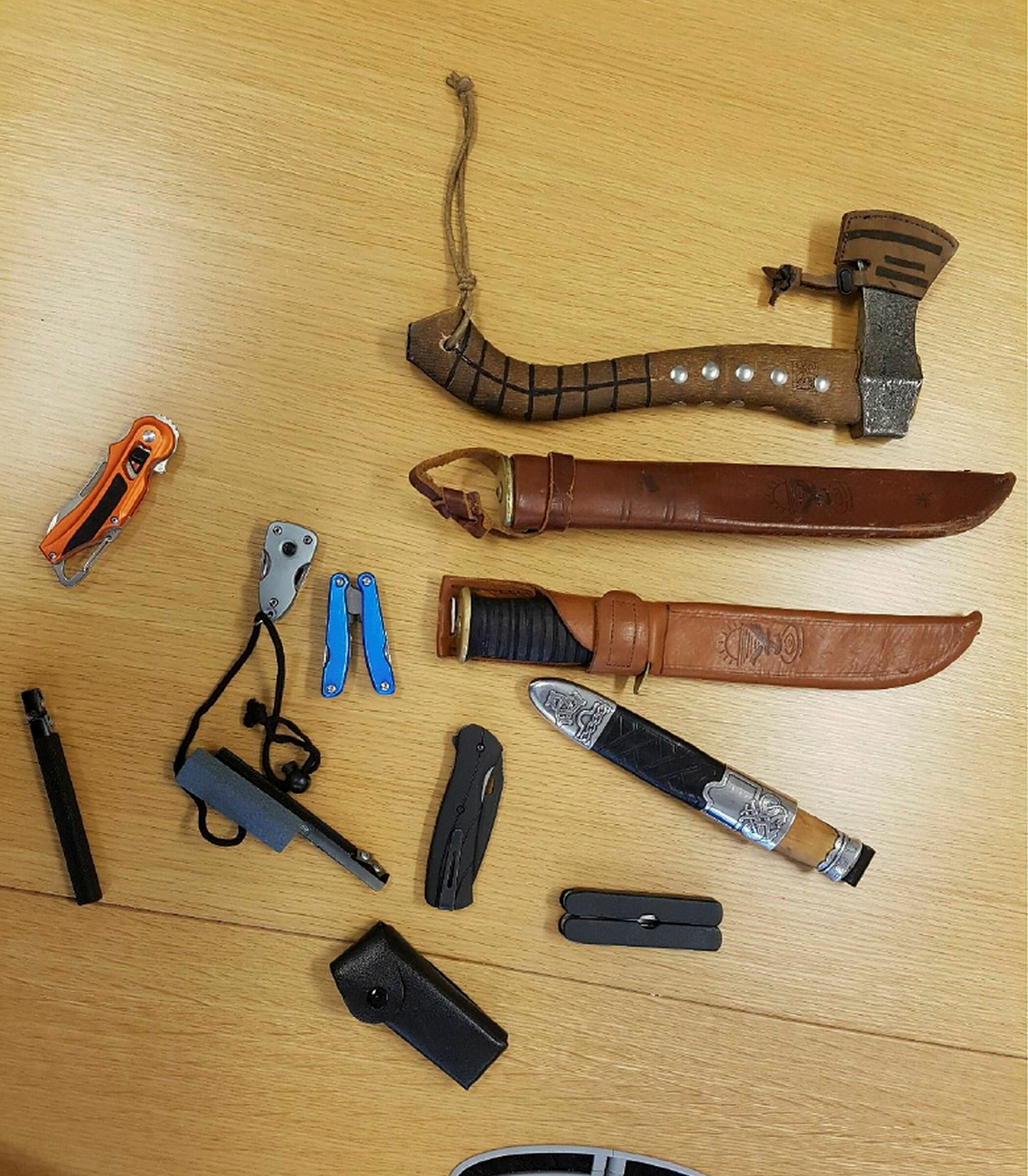 Våpen Kniver og andre håndvåpen