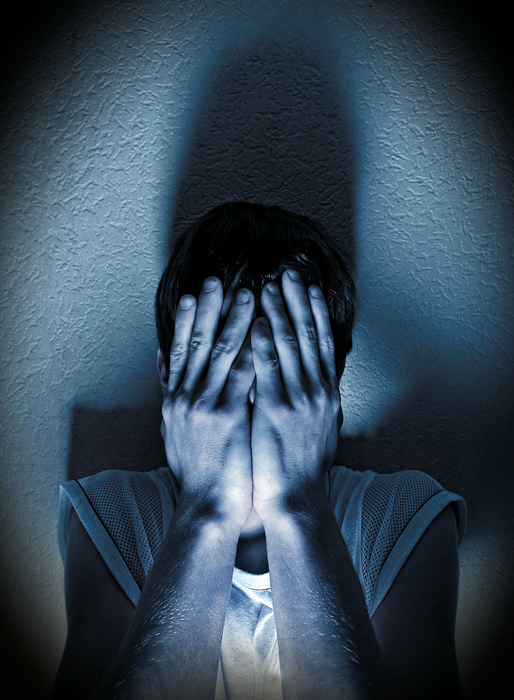 Illustrasjonfoto. Person gjemmer ansiktet i hendene.