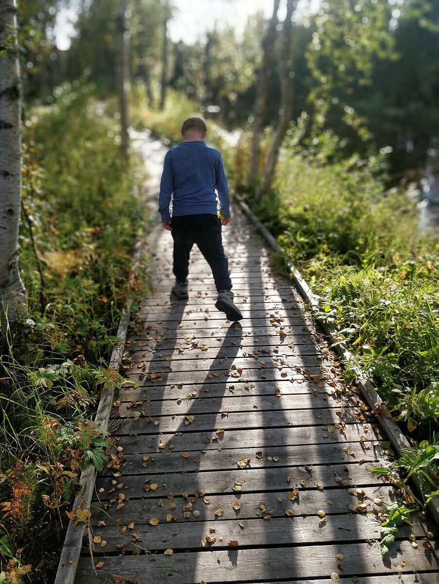 Foto bakfra av gutt (9) som ble utsatt for tvang ved Nordlandssykehuset.