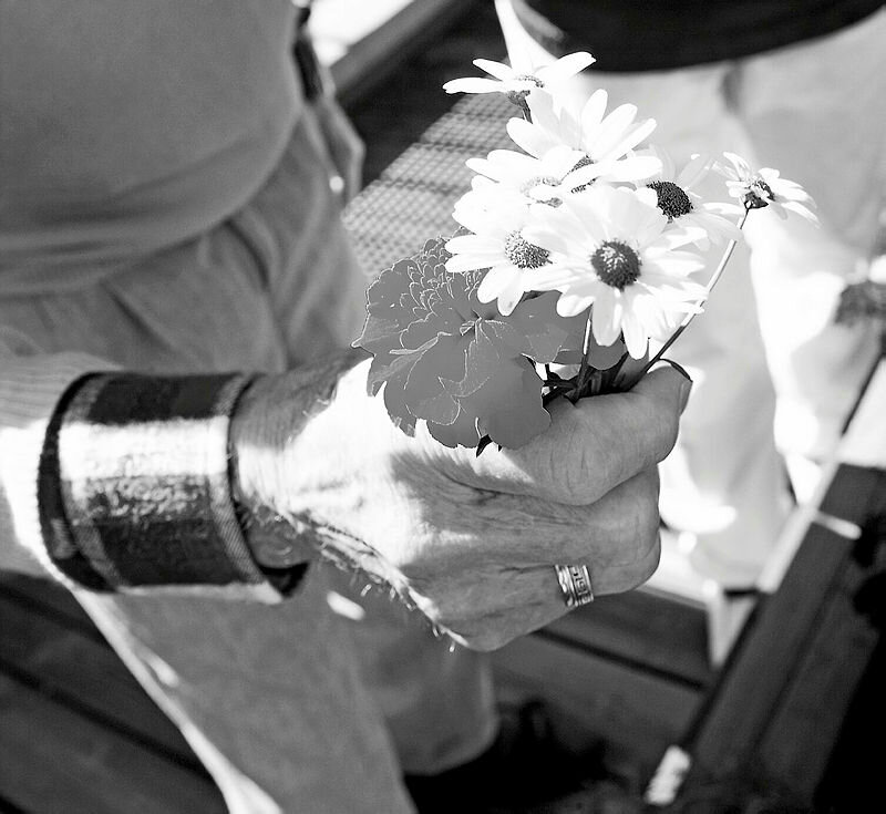 Gammel dame holder en blomsterbukett