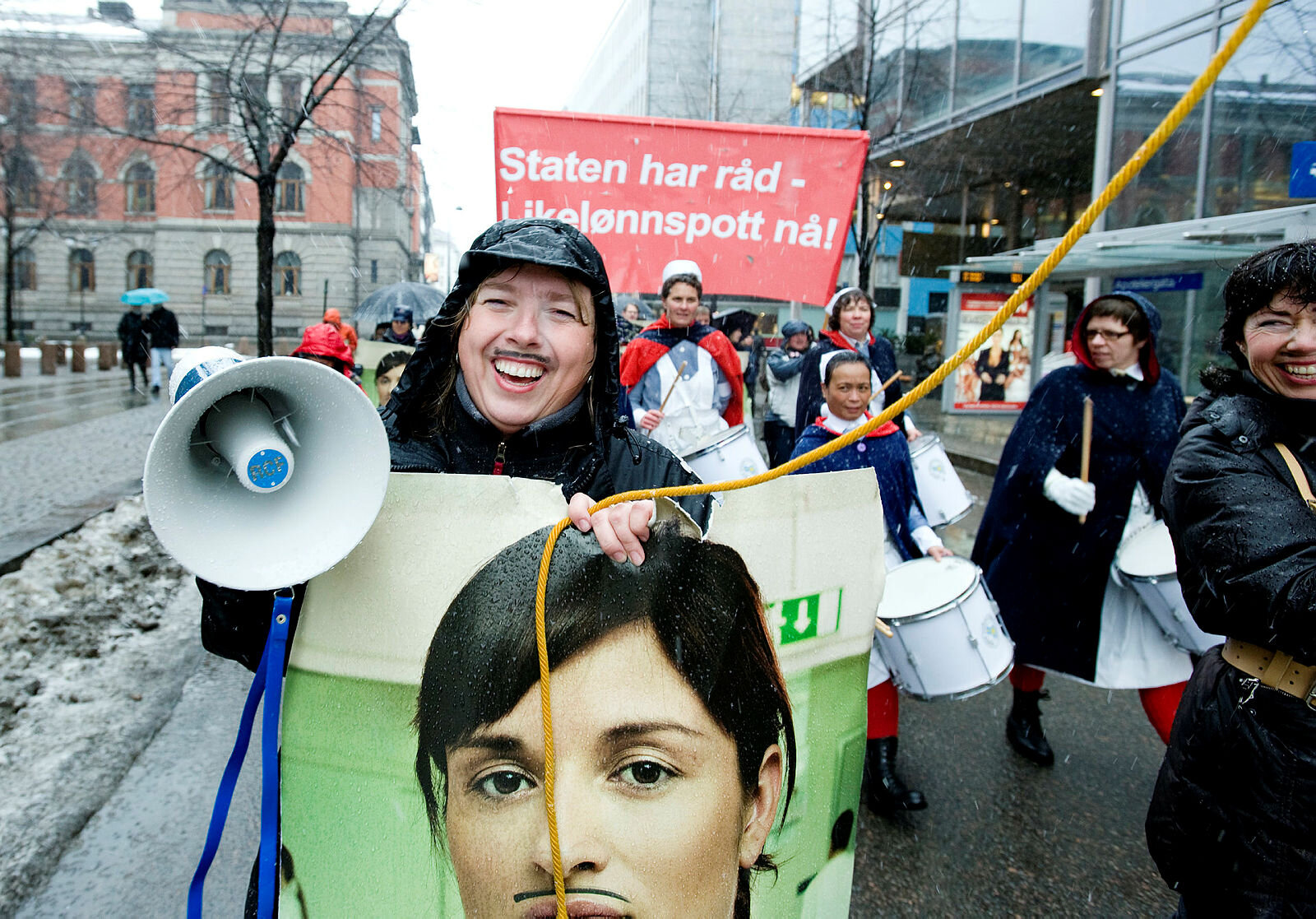 8. mars-toget med barteaksjon. Hovedtillitsvalgt Line Orlund i forgrunnen.