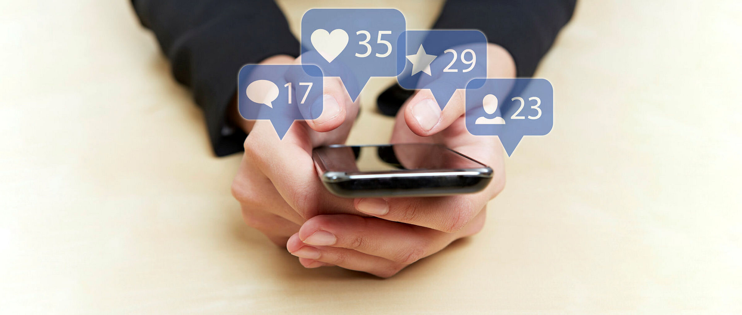 Bildet vise en person som holder en telefon