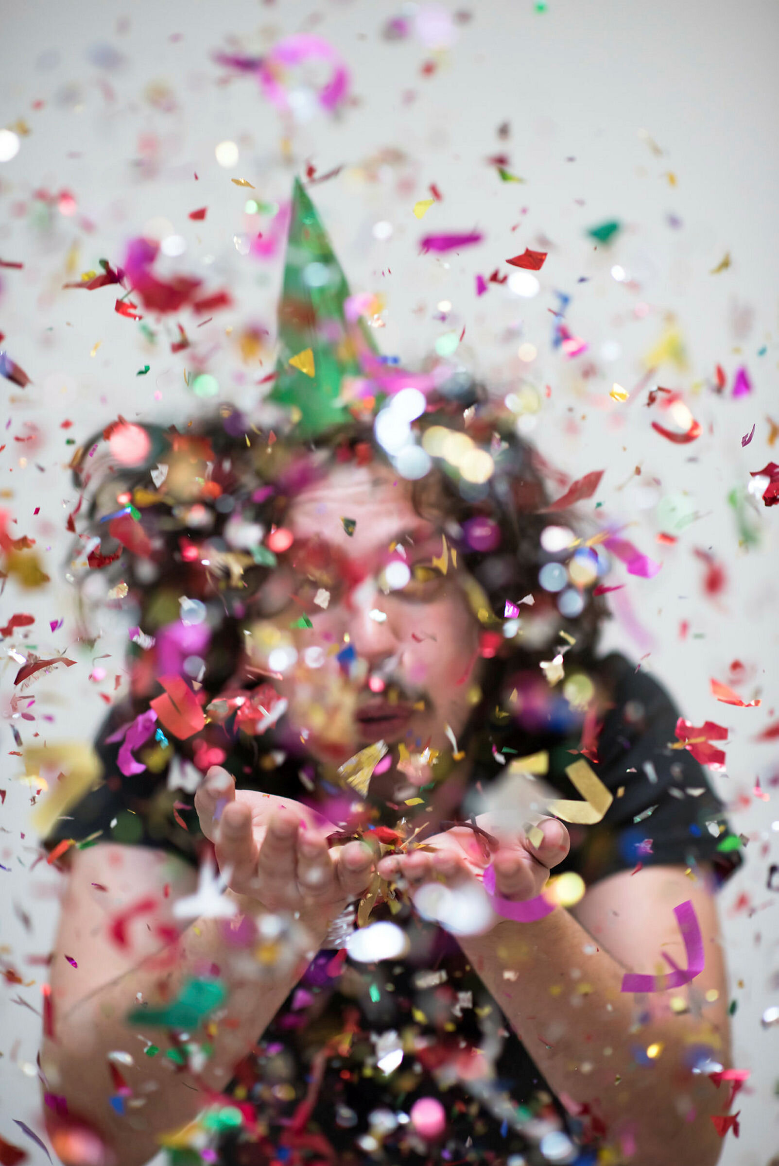 Fest Feststemt person med confetti.