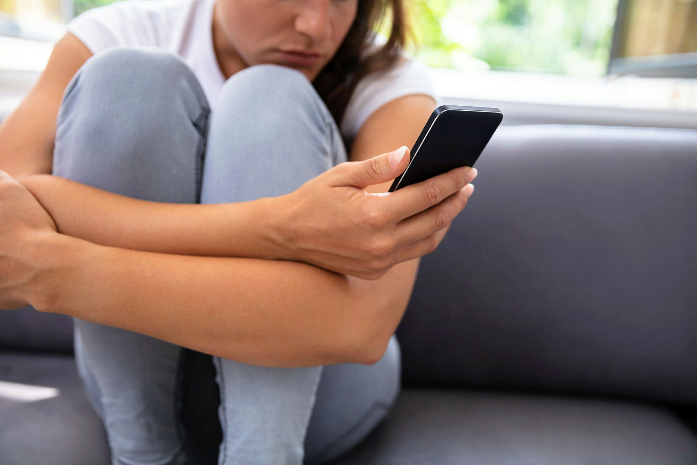Jente med mobiltelefon Jente med mobiltelefon