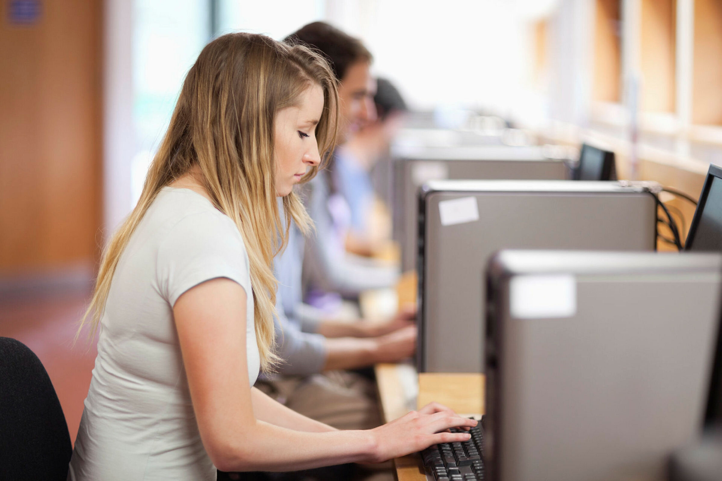 Bildet viser studenter som sitter foran PC-er på lesesalen.